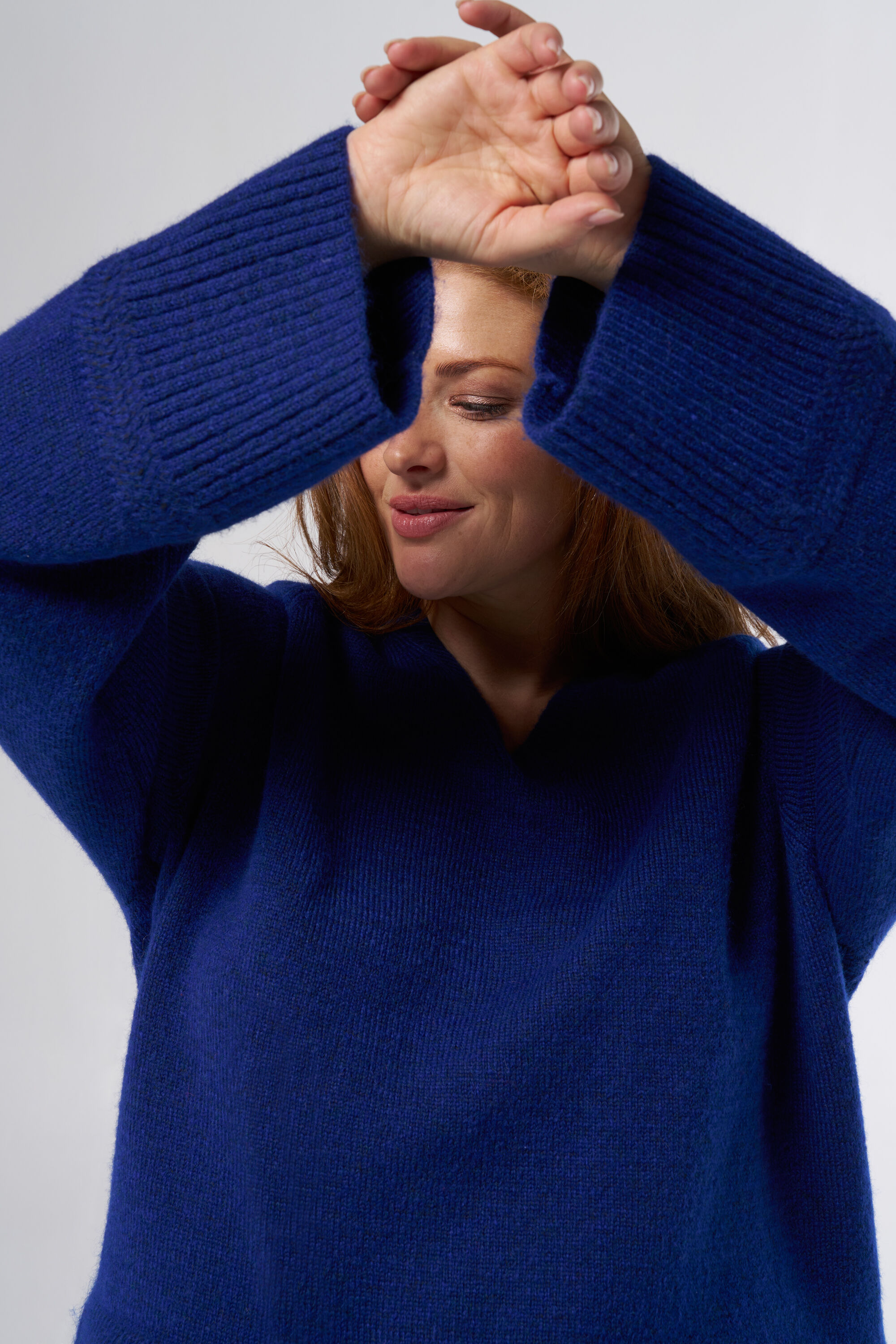 Pull en maille avec col en V image number 4