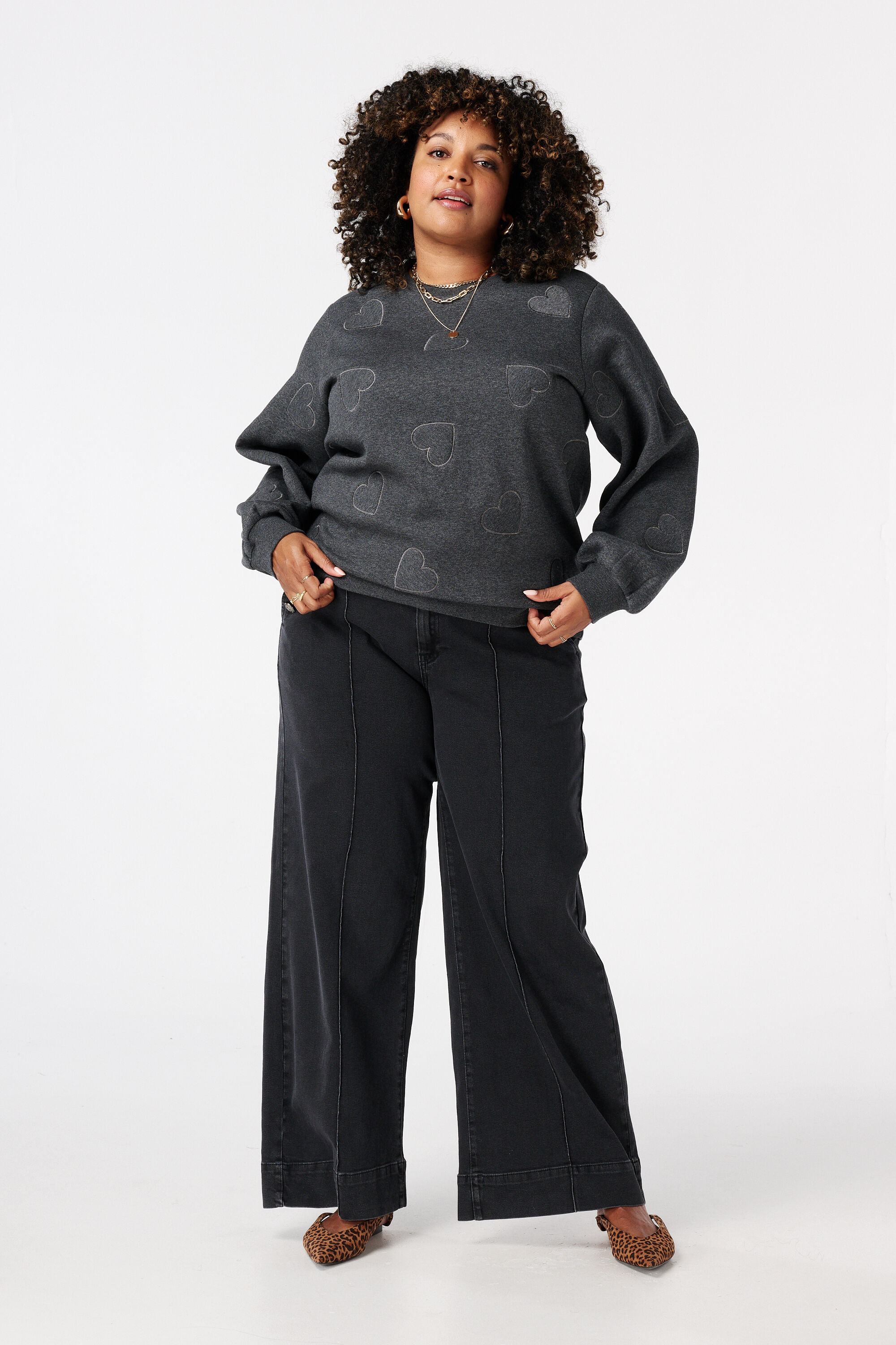 Sweater met geborduurde hartjes image number 5