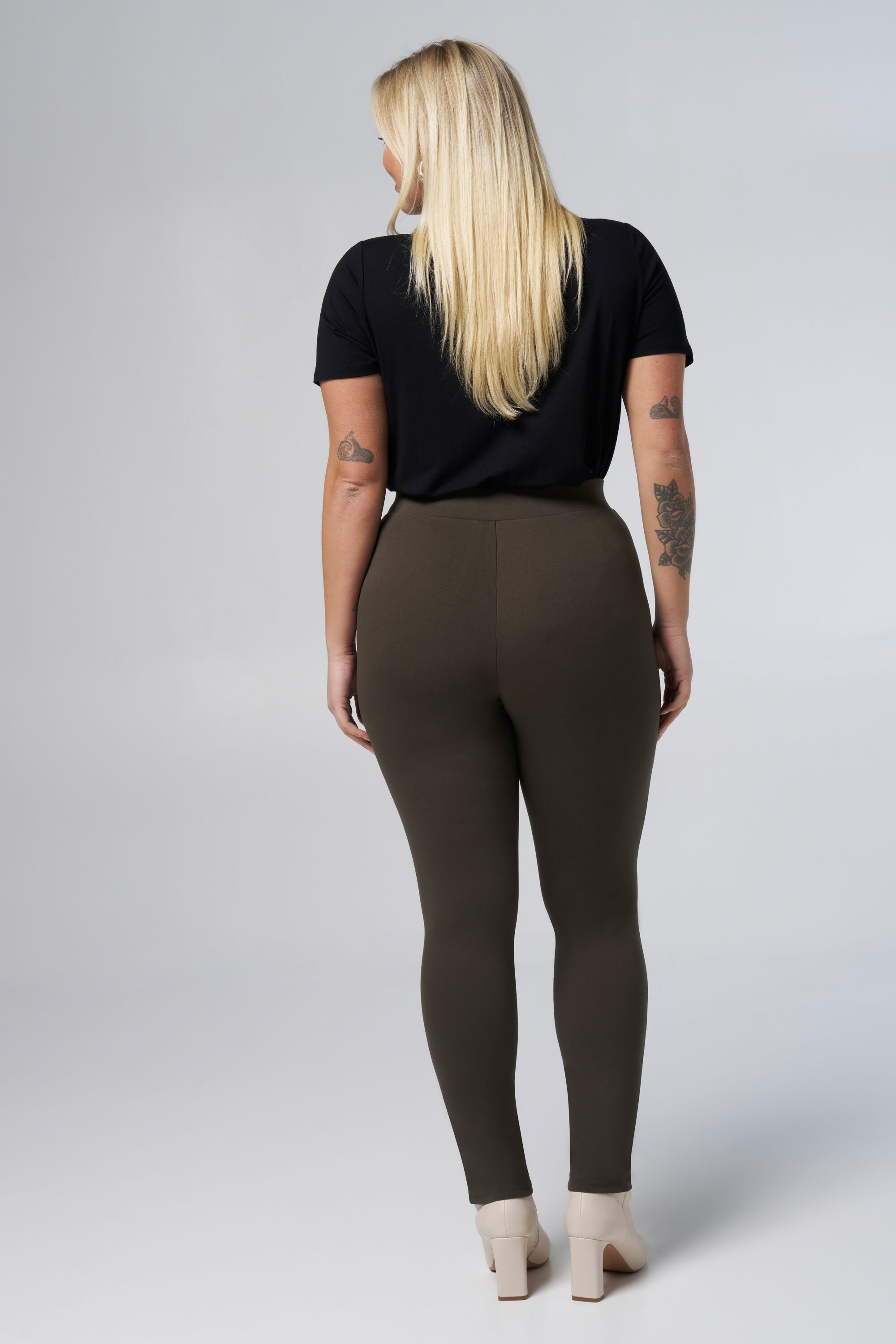 Tregging met gouden knopen image number 3