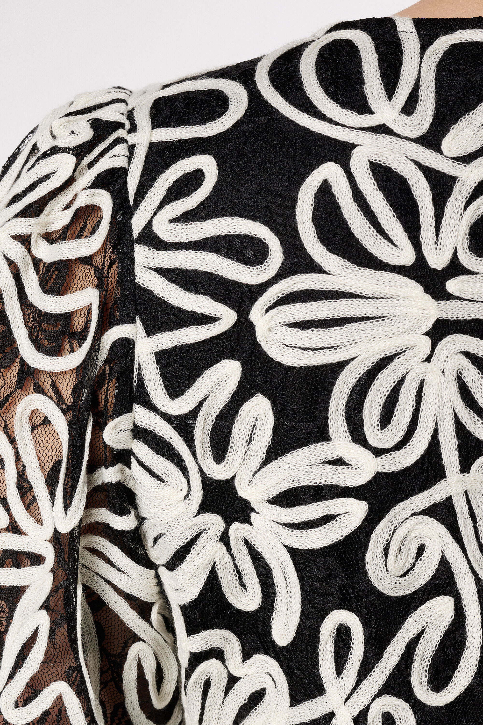 Top brod&eacute; avec manches en tulle image number 6