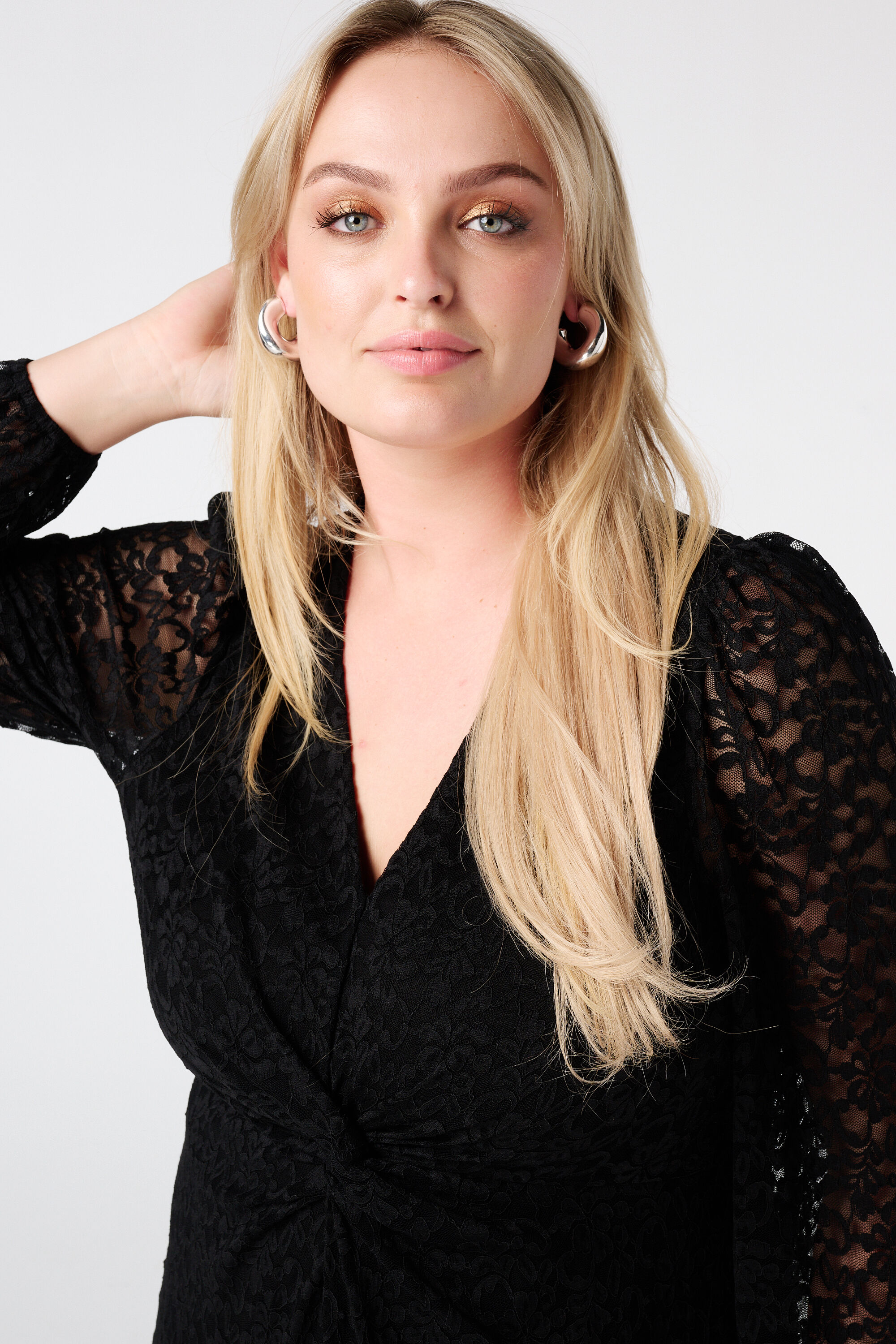 Jurk van kant met knoopdetail image number 4