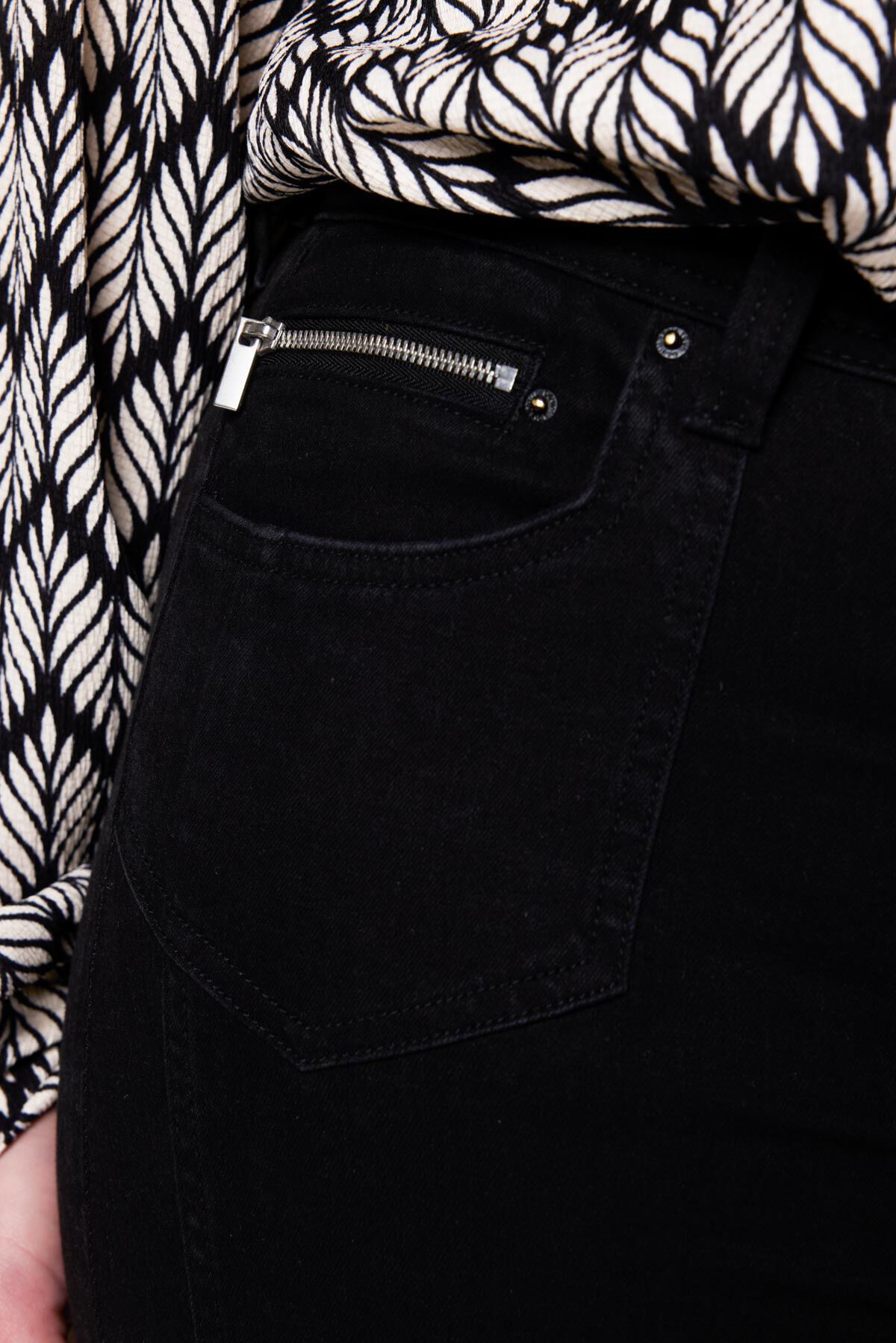 Cropped slim leg jeans image number 4