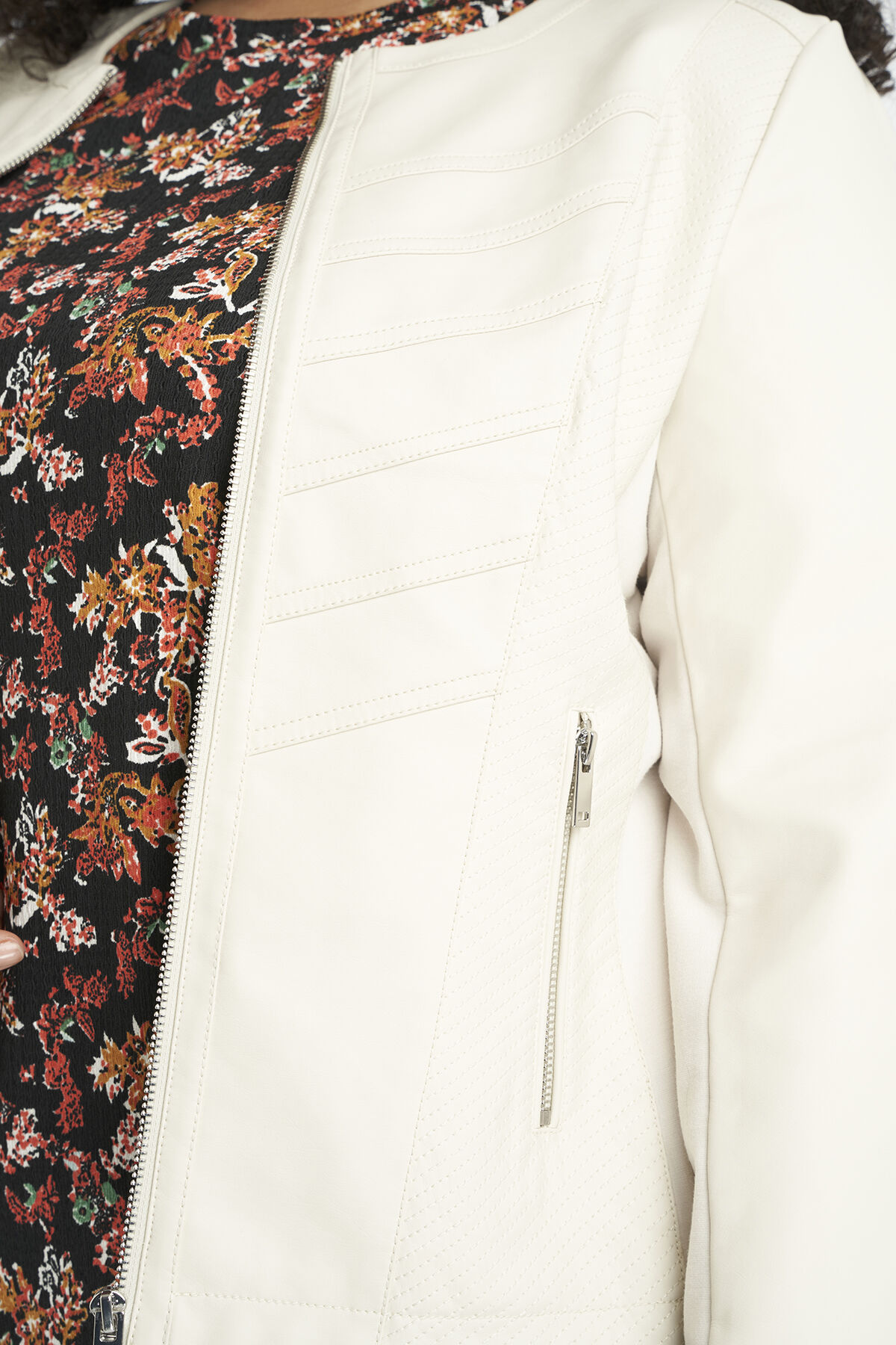 Imitatieleren bikerjack met ronde hals image number 4