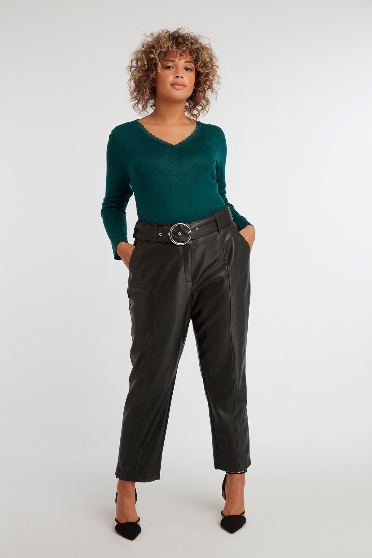 Pantalon en similicuir avec ceinture  image number 3