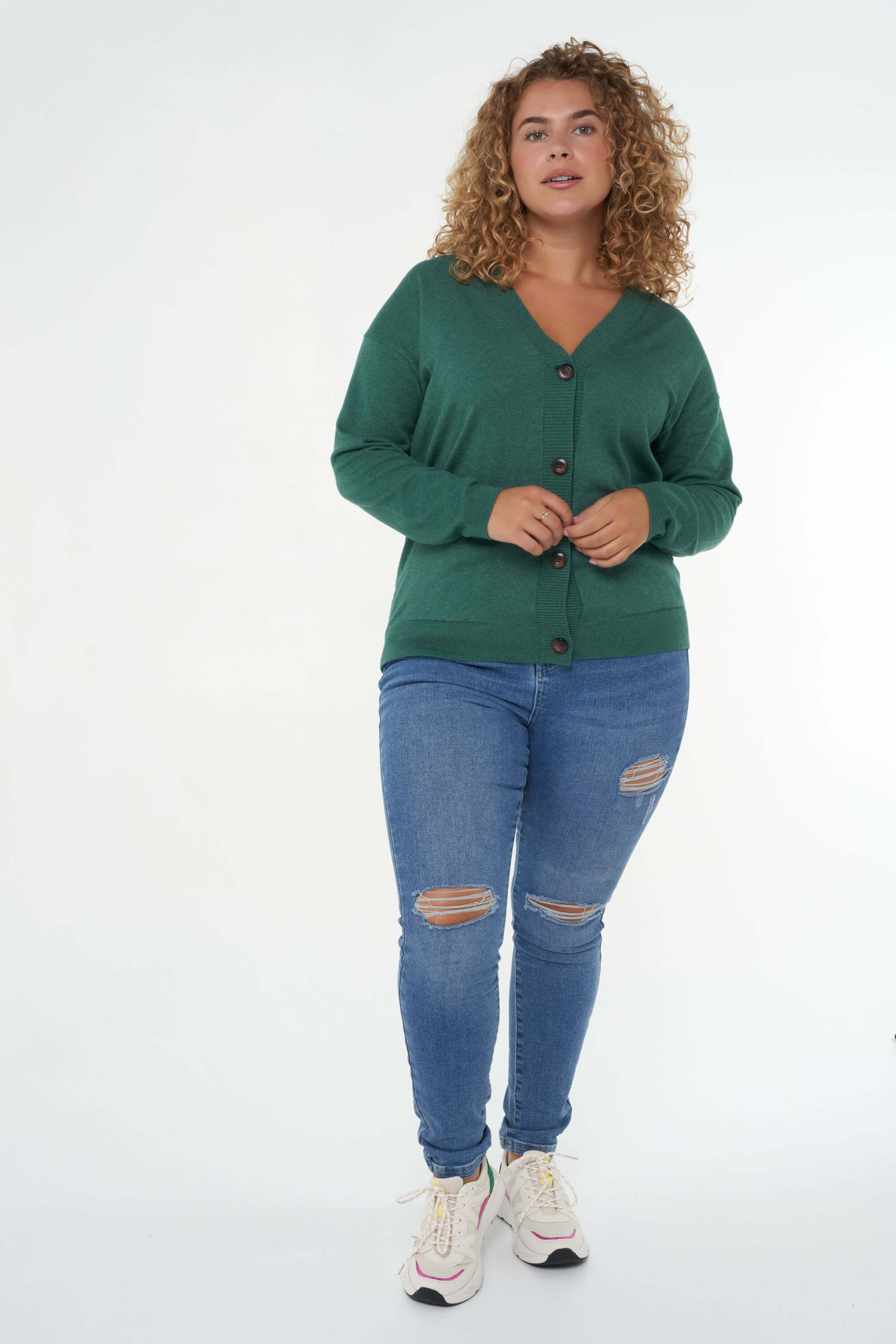 Fijngebreid vest met knopen image number 6