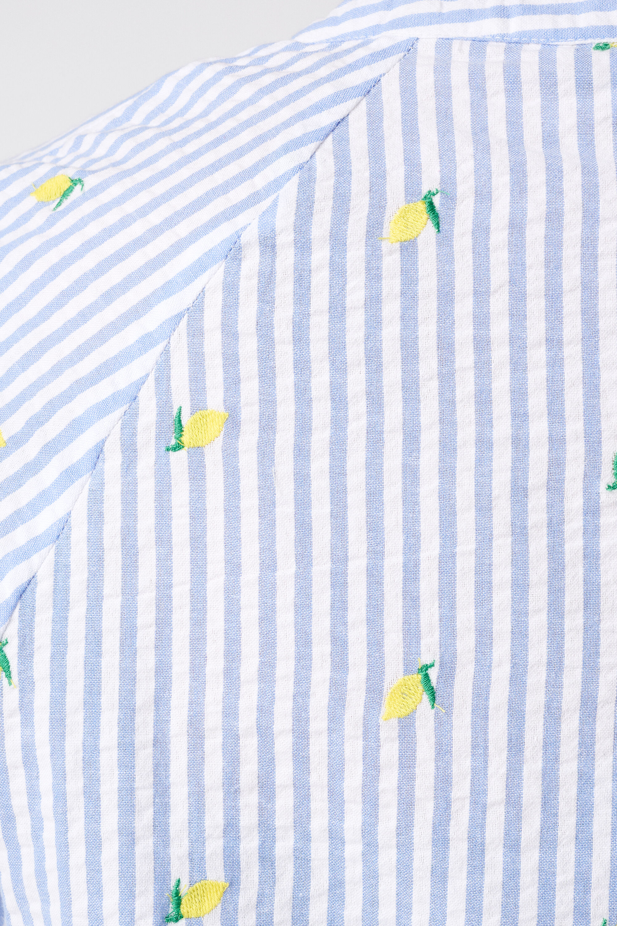 Blouse ray&eacute;e avec imprim&eacute; image number 6