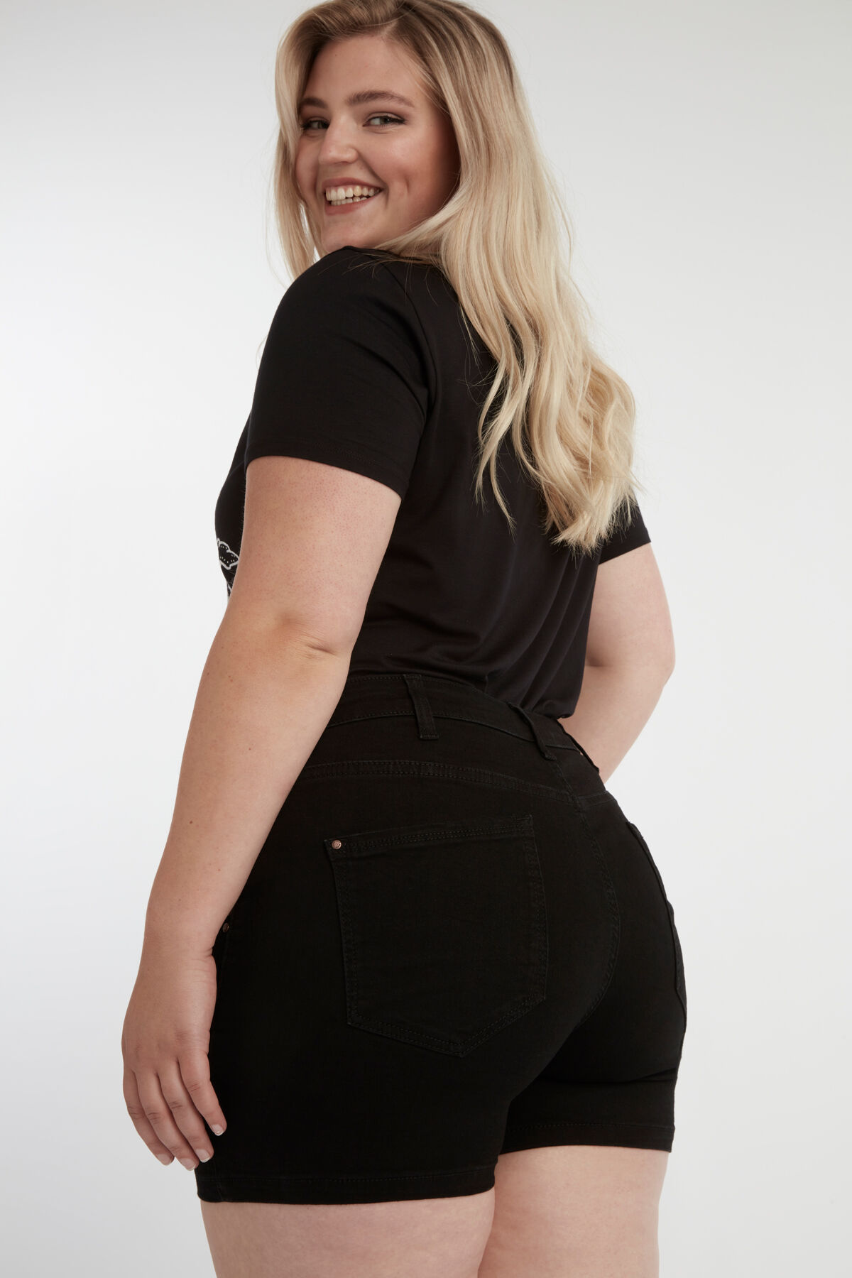 Short avec boutons image number 3