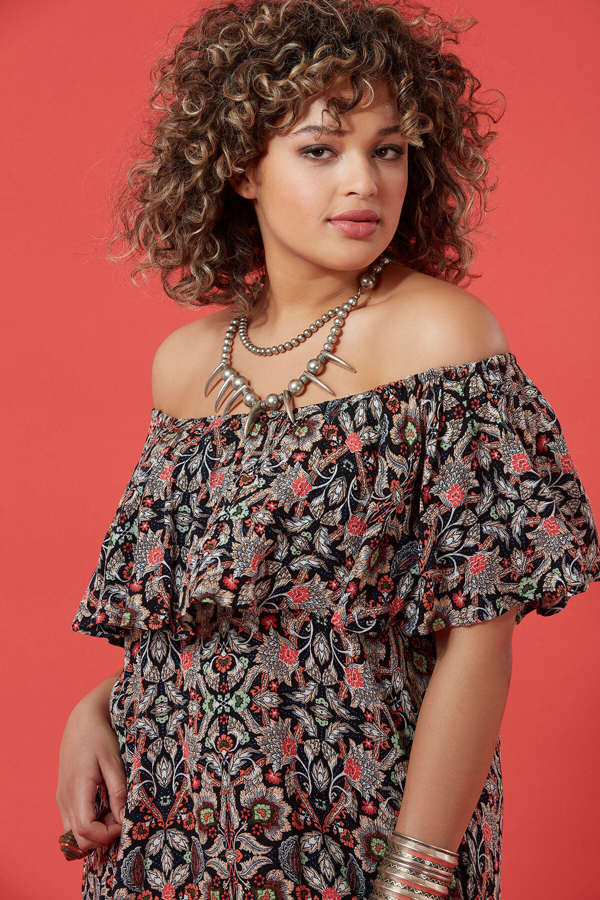 Robe &agrave; volant laissant para&icirc;tre les &eacute;paules image number 3