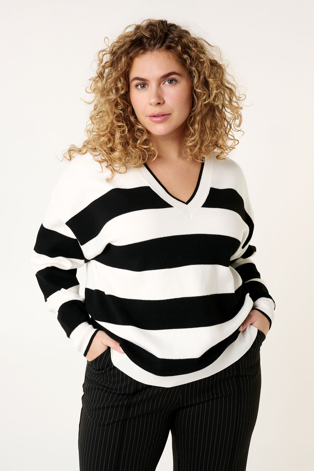 Fijn gebreide trui met strepen image number 5