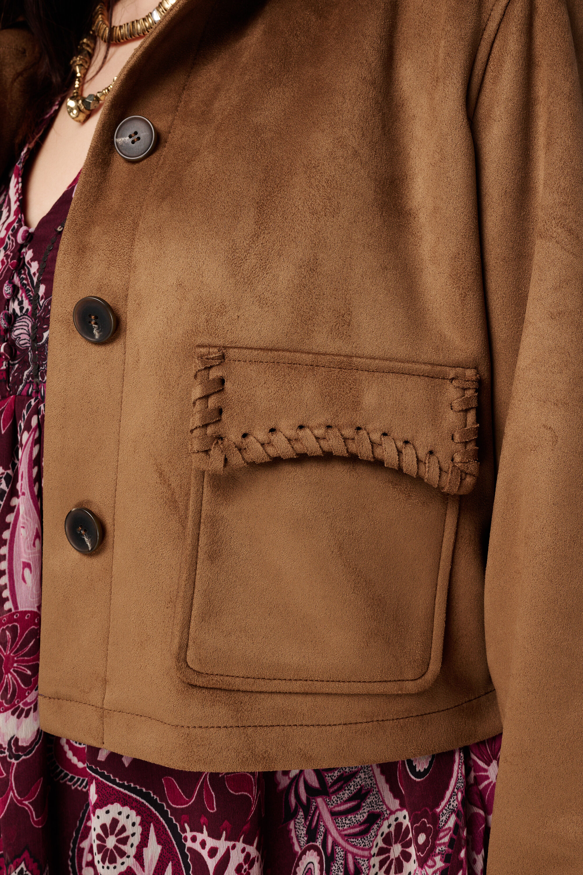 Kort suedine jasje met sierstiksels image number 6