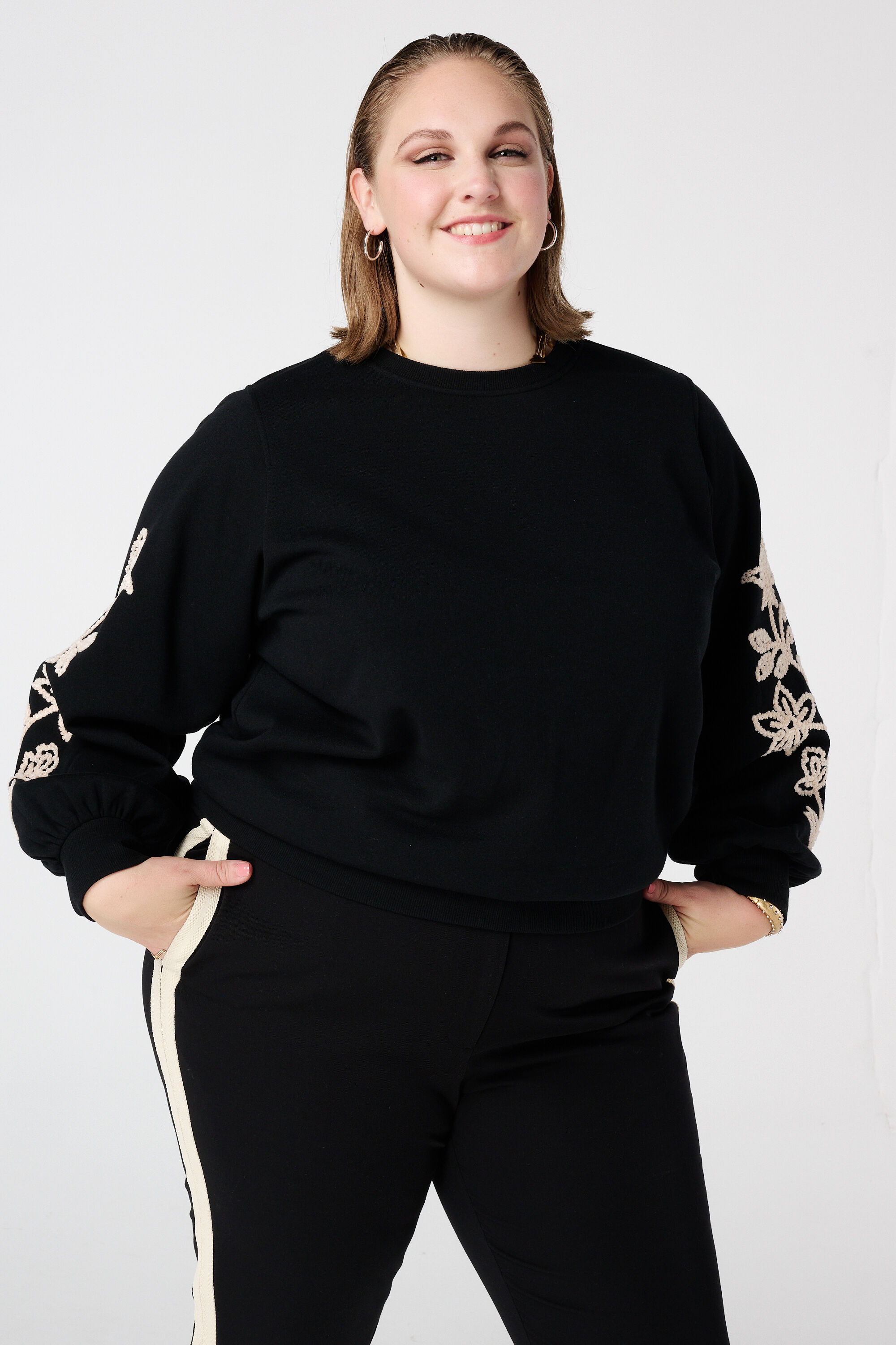 Trui met zachte embroidery op de mouwen