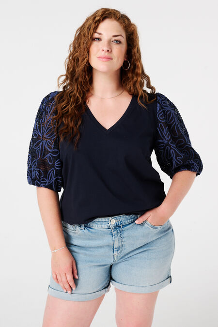 T-shirt met geborduurde mouwen T-shirt met geborduurde mouwen