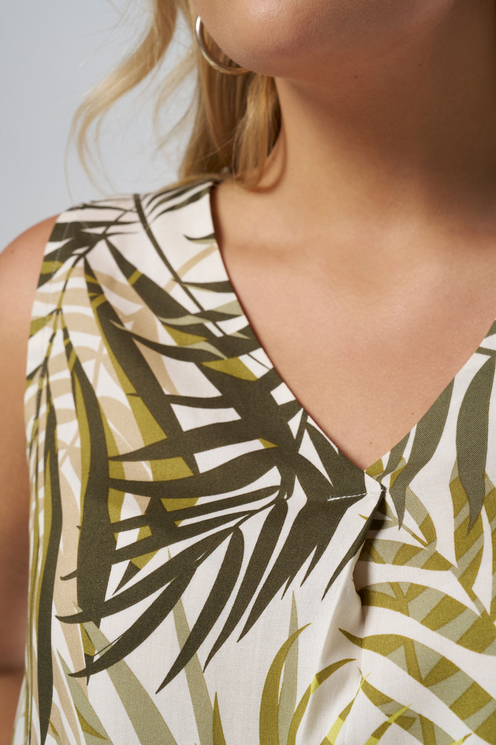 Mouwloze blouse met print image number 4