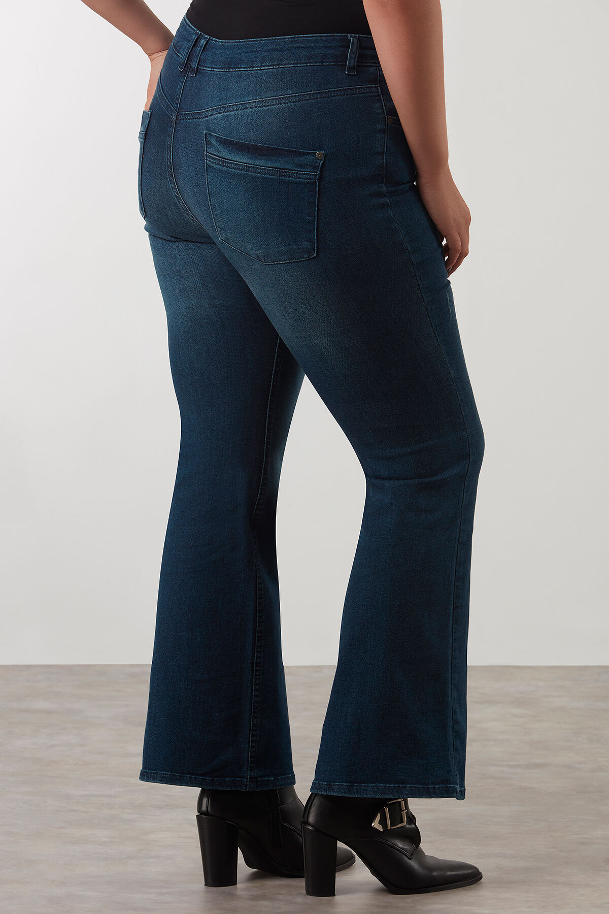 Bootcut leg SHAPING image number 3