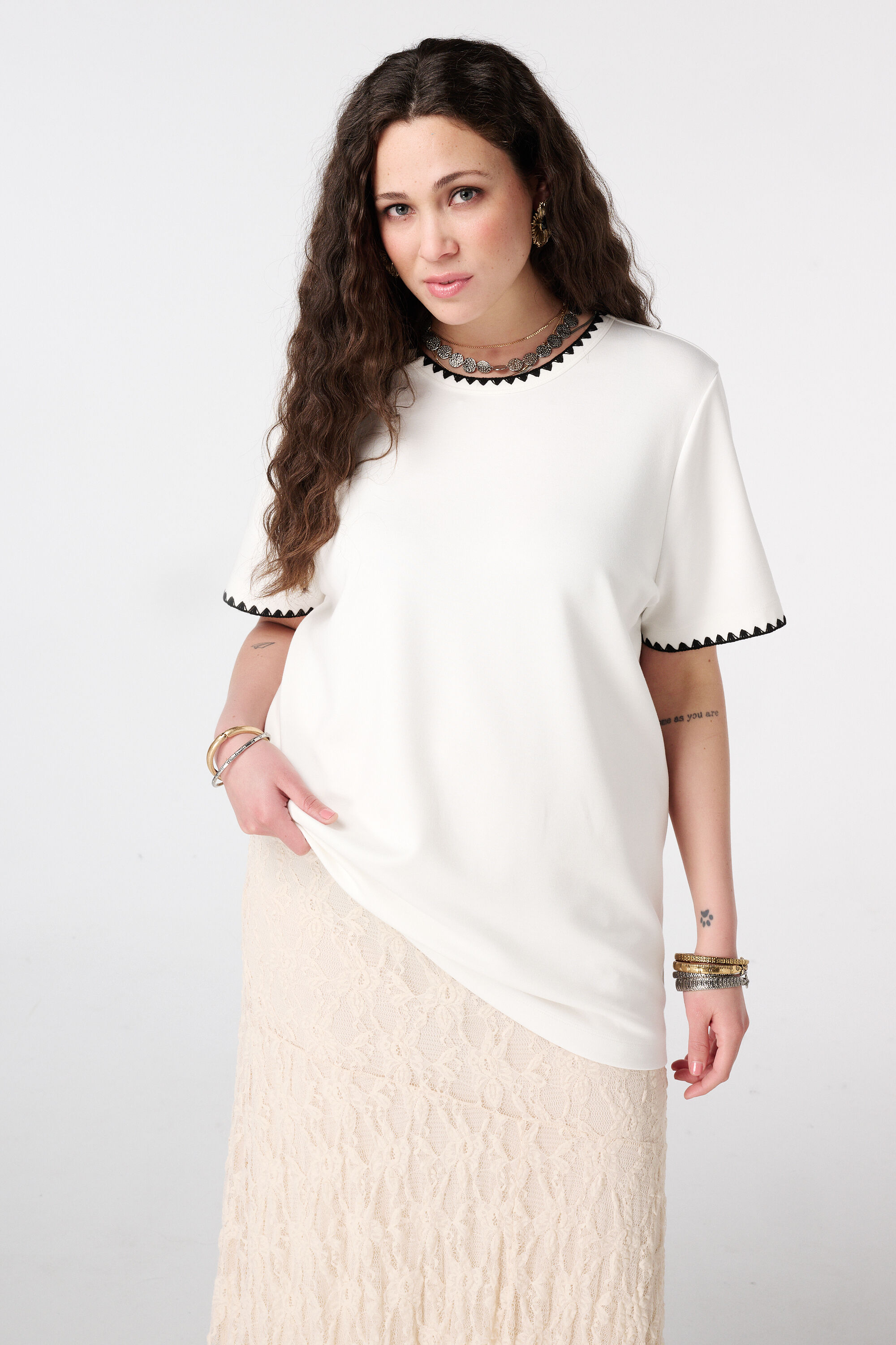 T-shirt avec finitions d&eacute;coratives image number 5