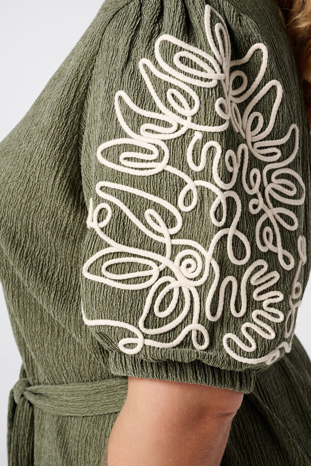Robe avec détails sur les manches image number 6