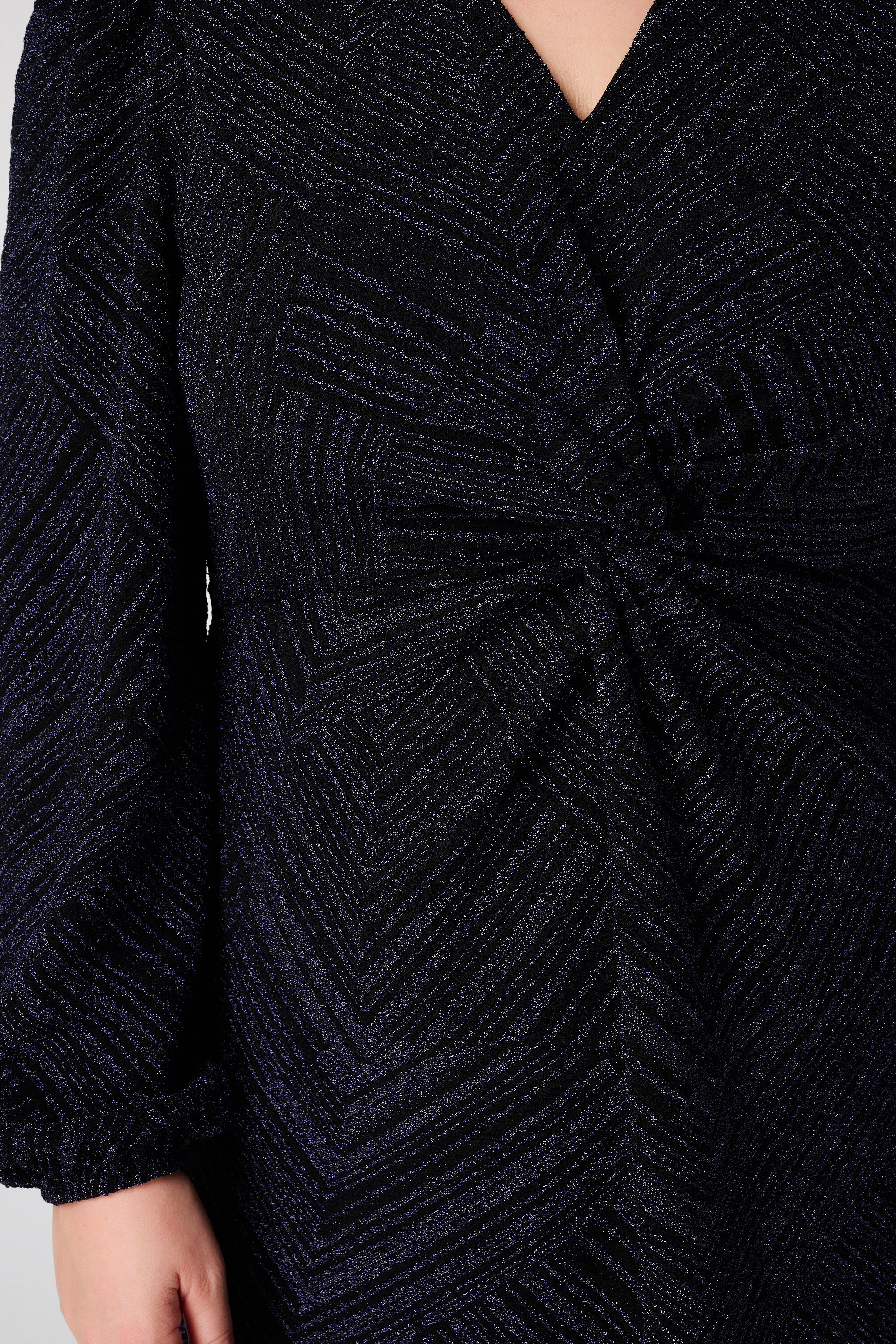 Robe en lurex avec d&eacute;tail bouton image number 6