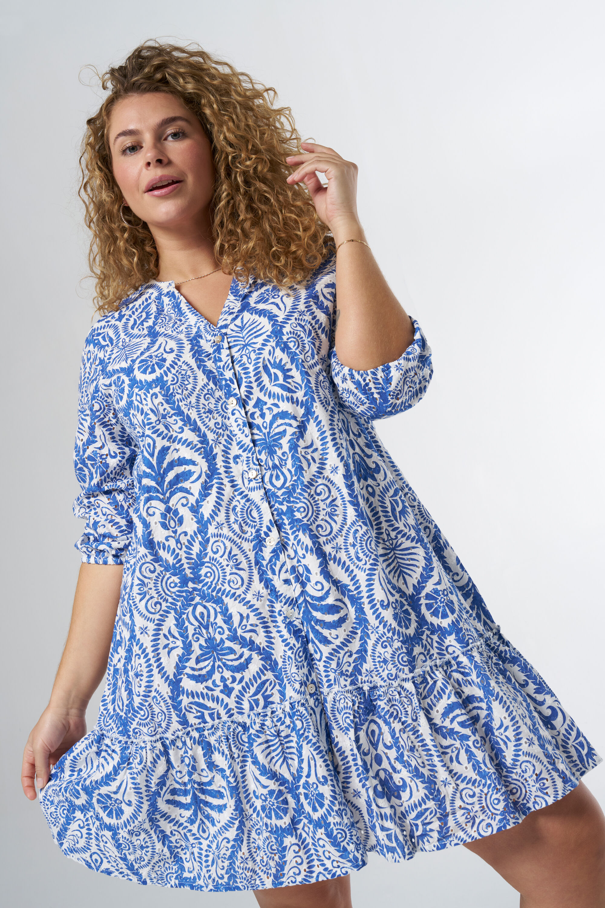 Korte jurk met broderie en riem image number 5