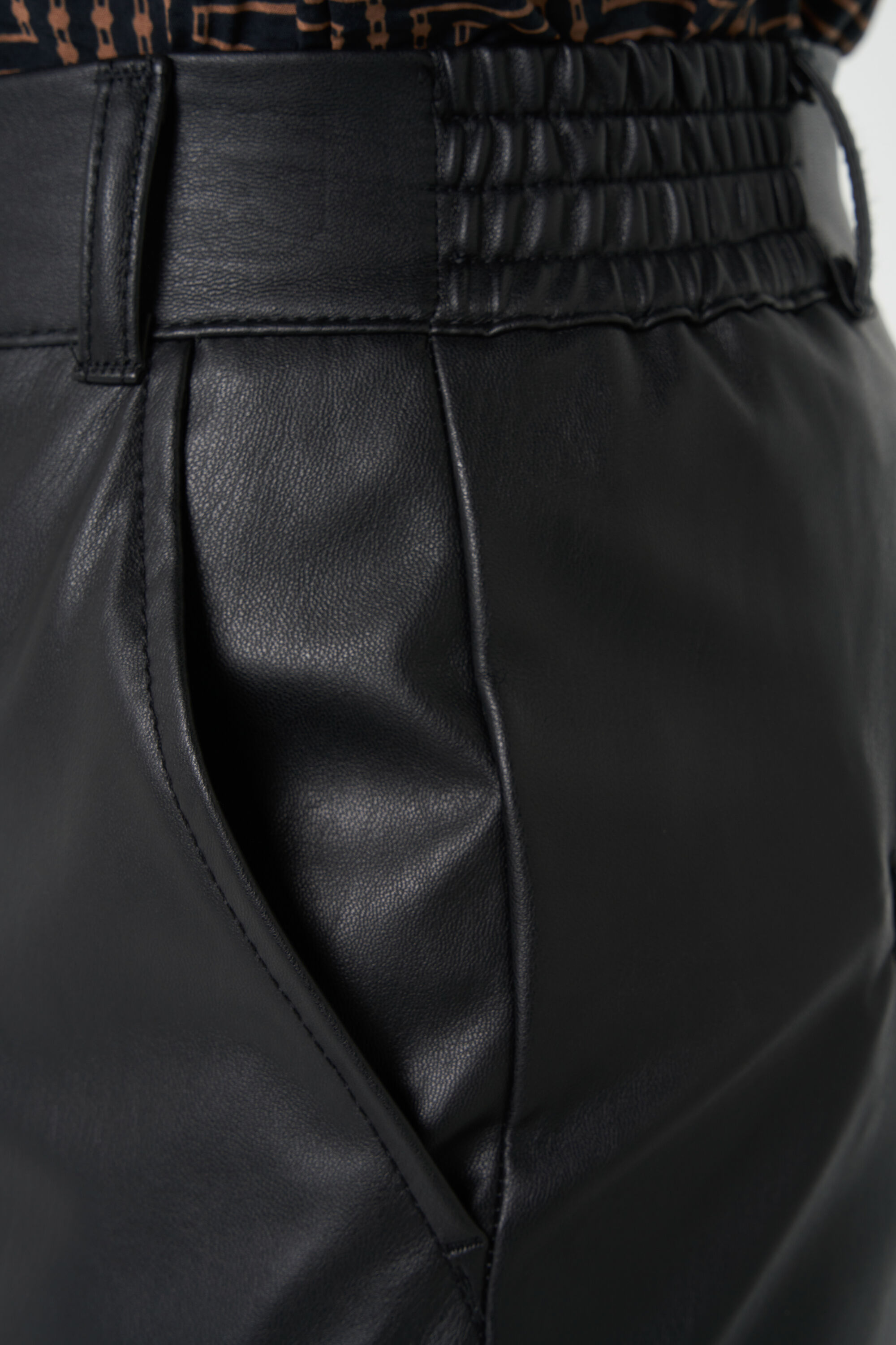 Pantalon en similicuir image number 5