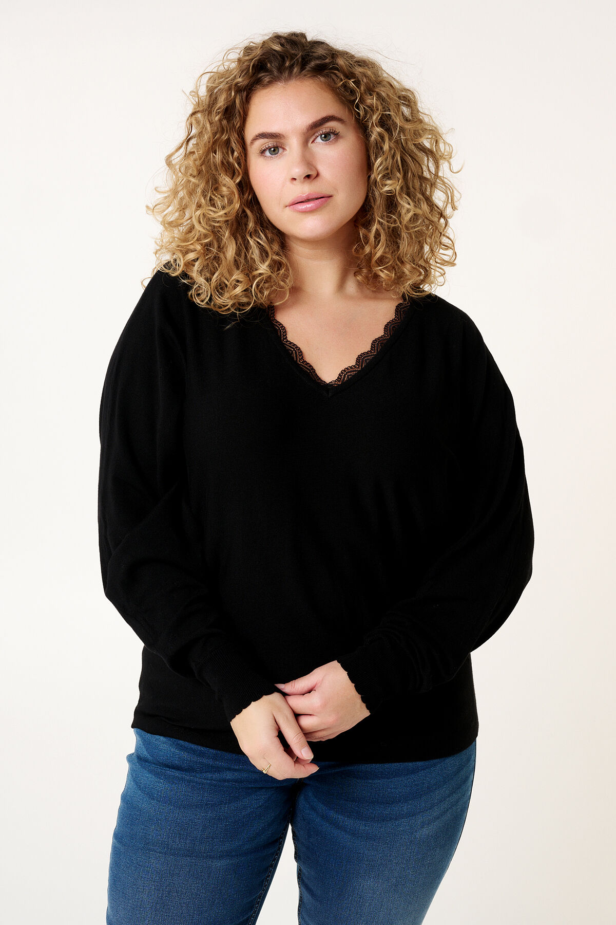 Pull avec d&eacute;tails en dentelle image number 5