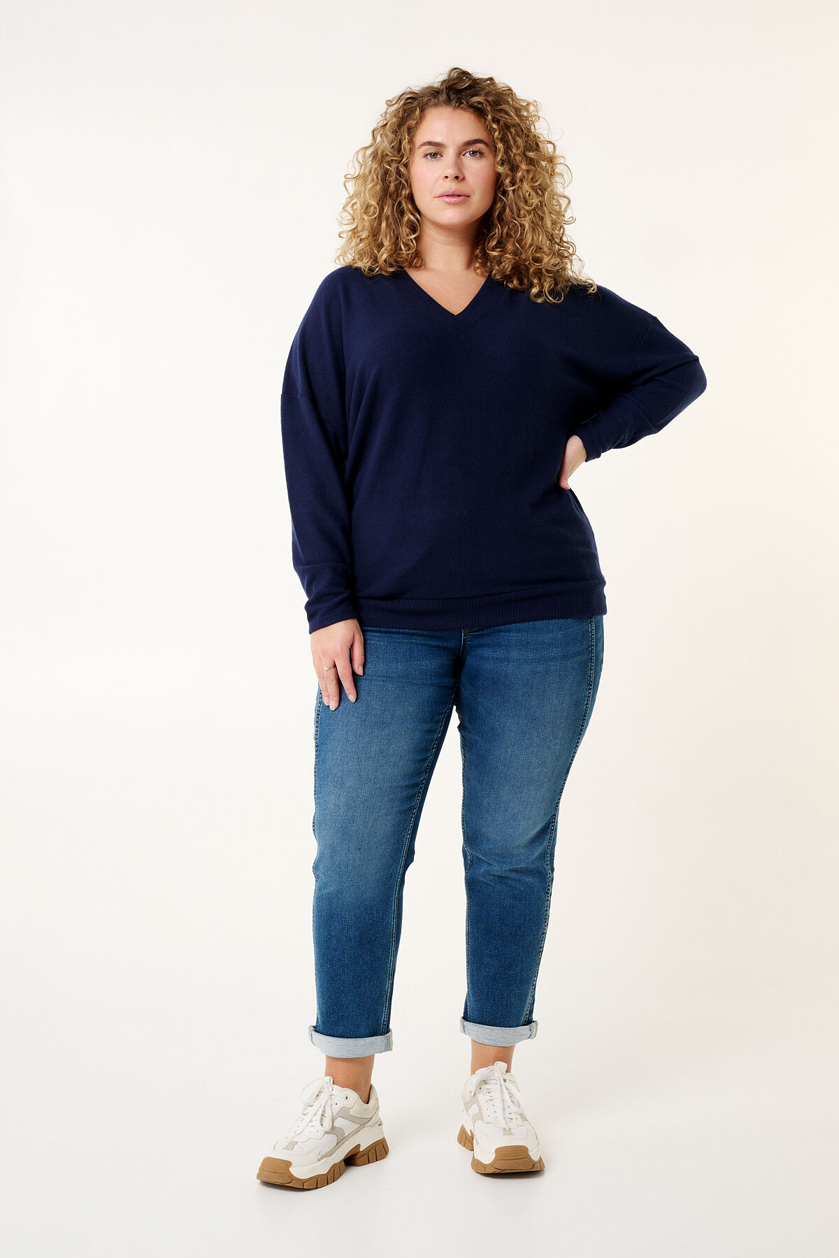 Pull ample &agrave; col en V image number 5