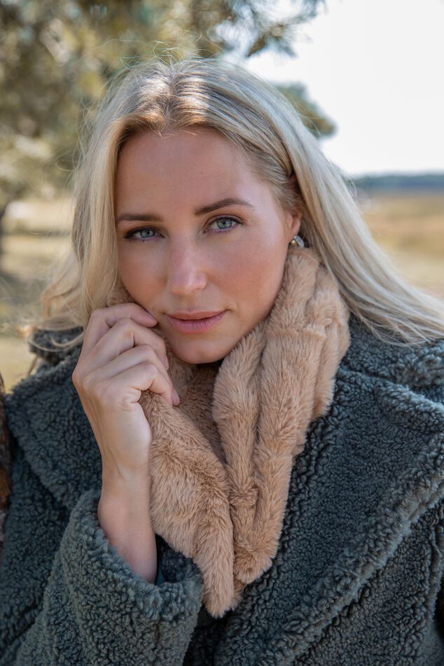 Col roulé avec fausse fourrure image number 0