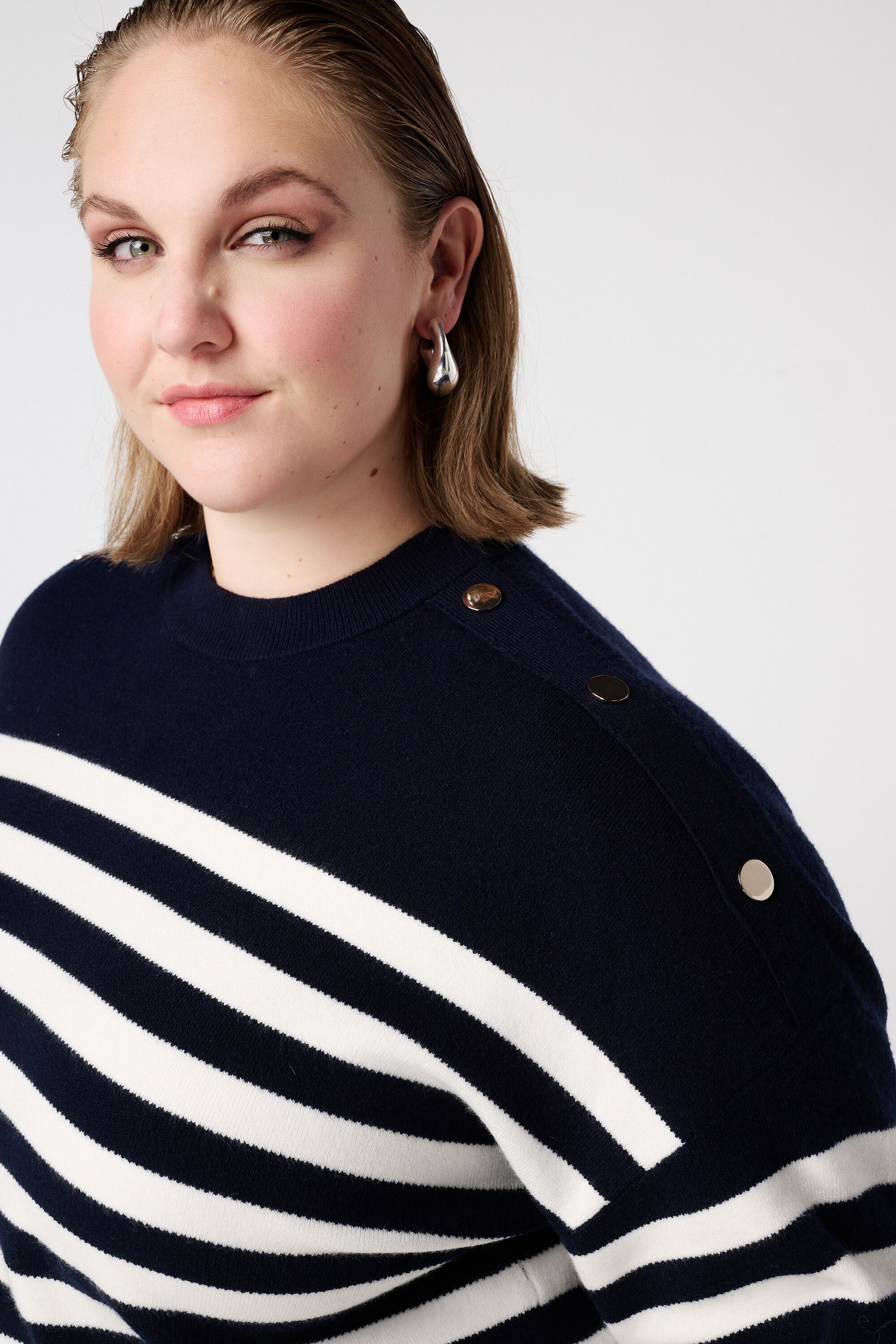 Gestreepte trui met knoopdetail image number 4