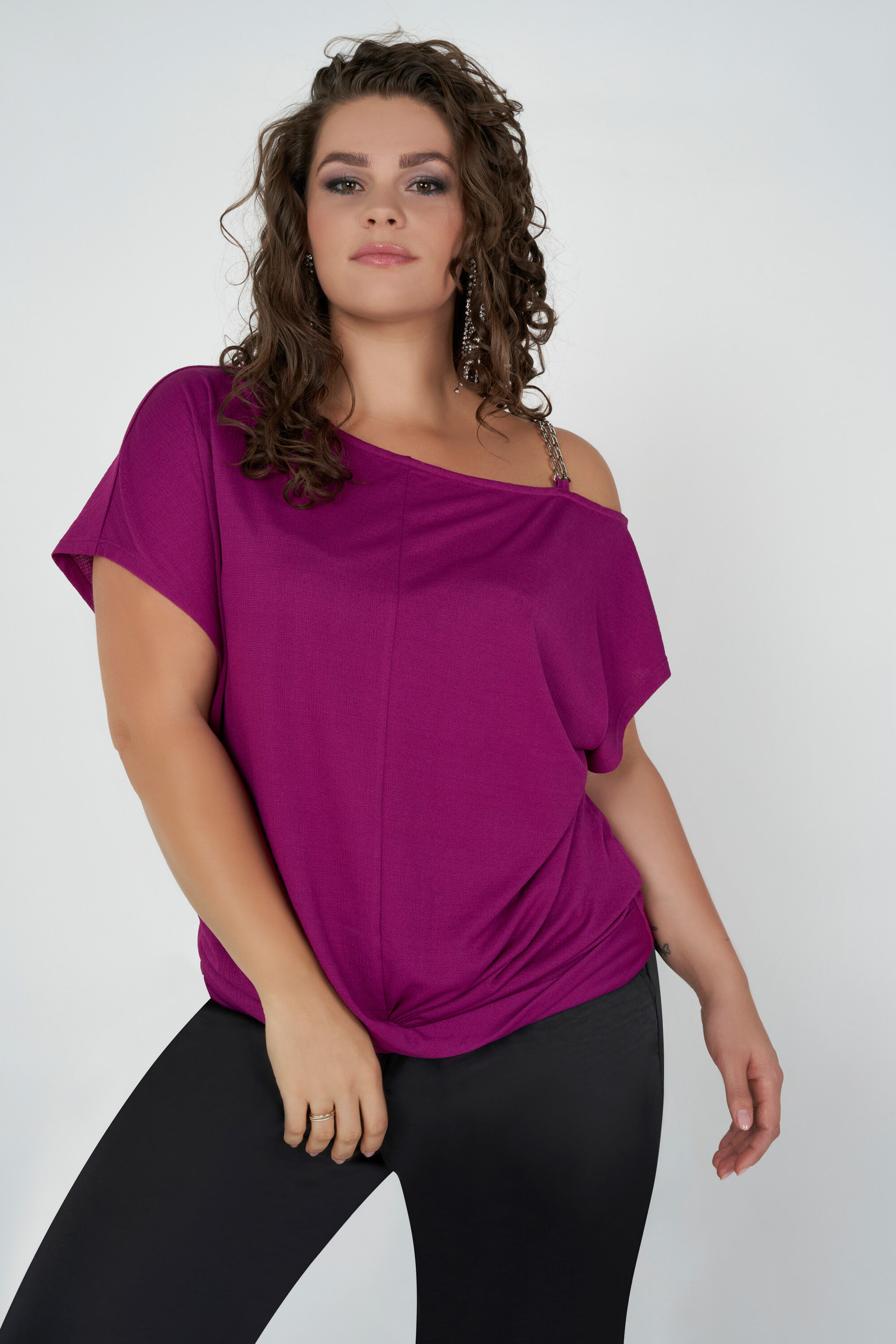 Haut &agrave; &eacute;paule d&eacute;nud&eacute;e et avec d&eacute;tails image number 6