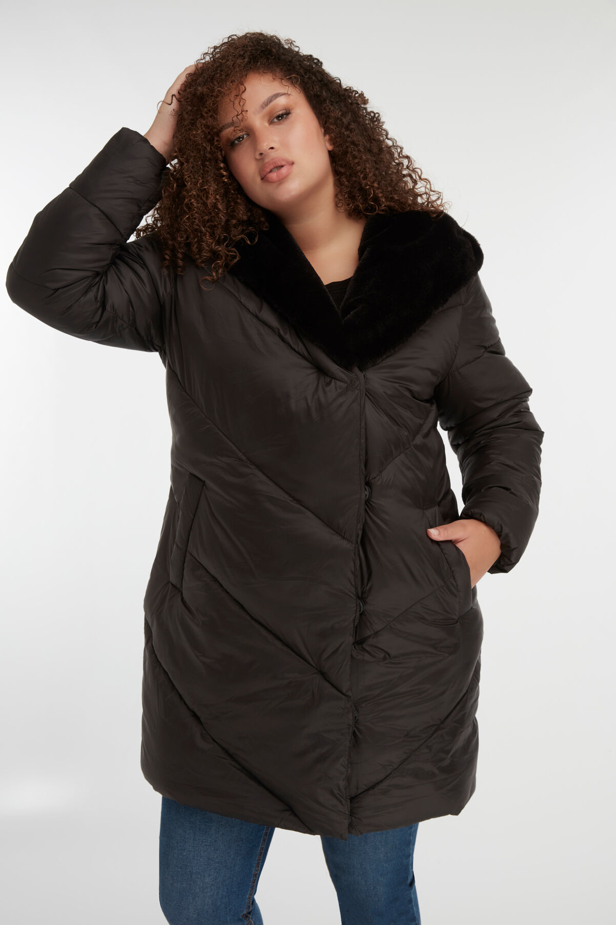 Gewatteerde jas met capuchon image number 6