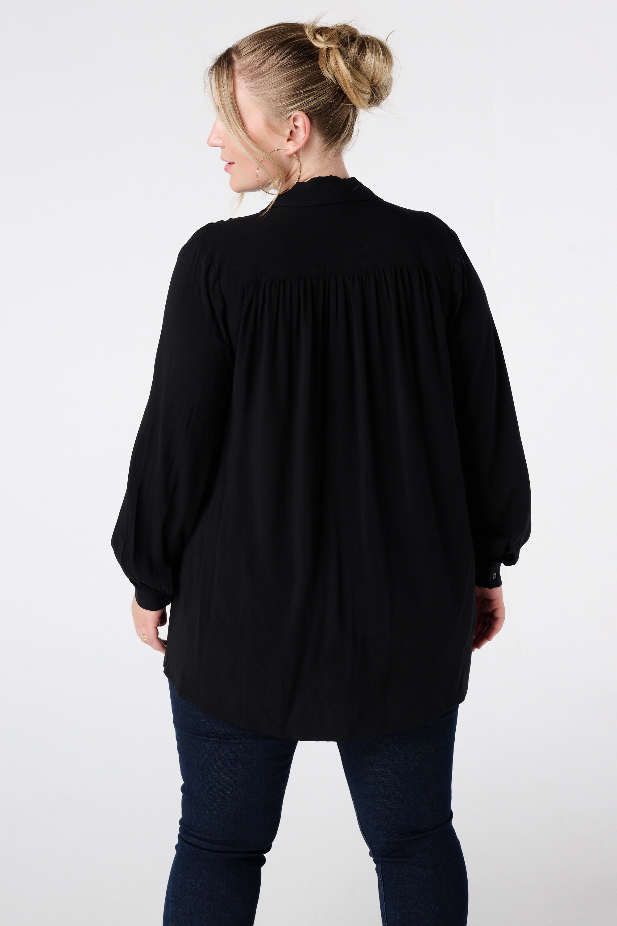 Ruimvallende blouse met v-hals image number 3