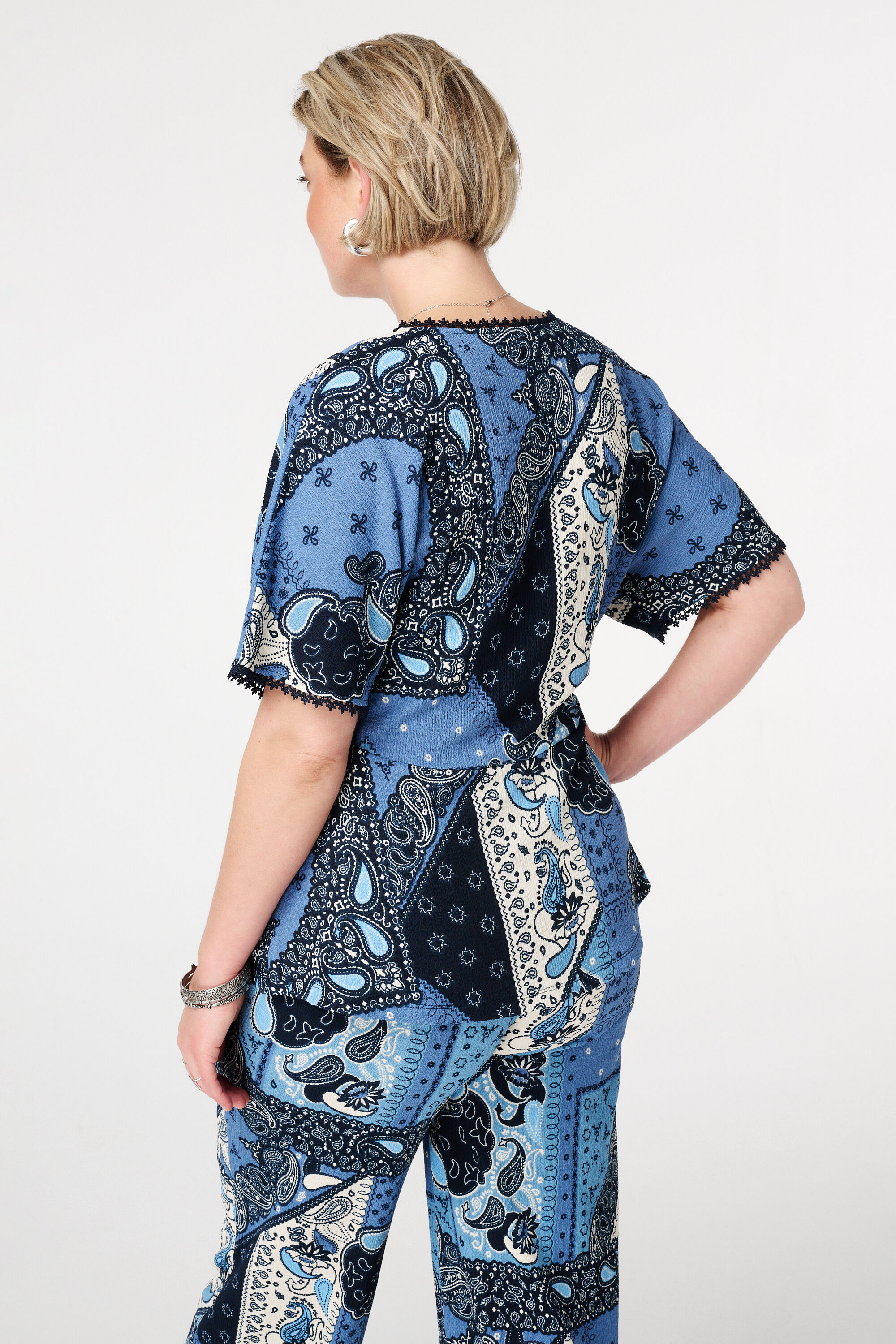 Top met print en subtiele details image number 3