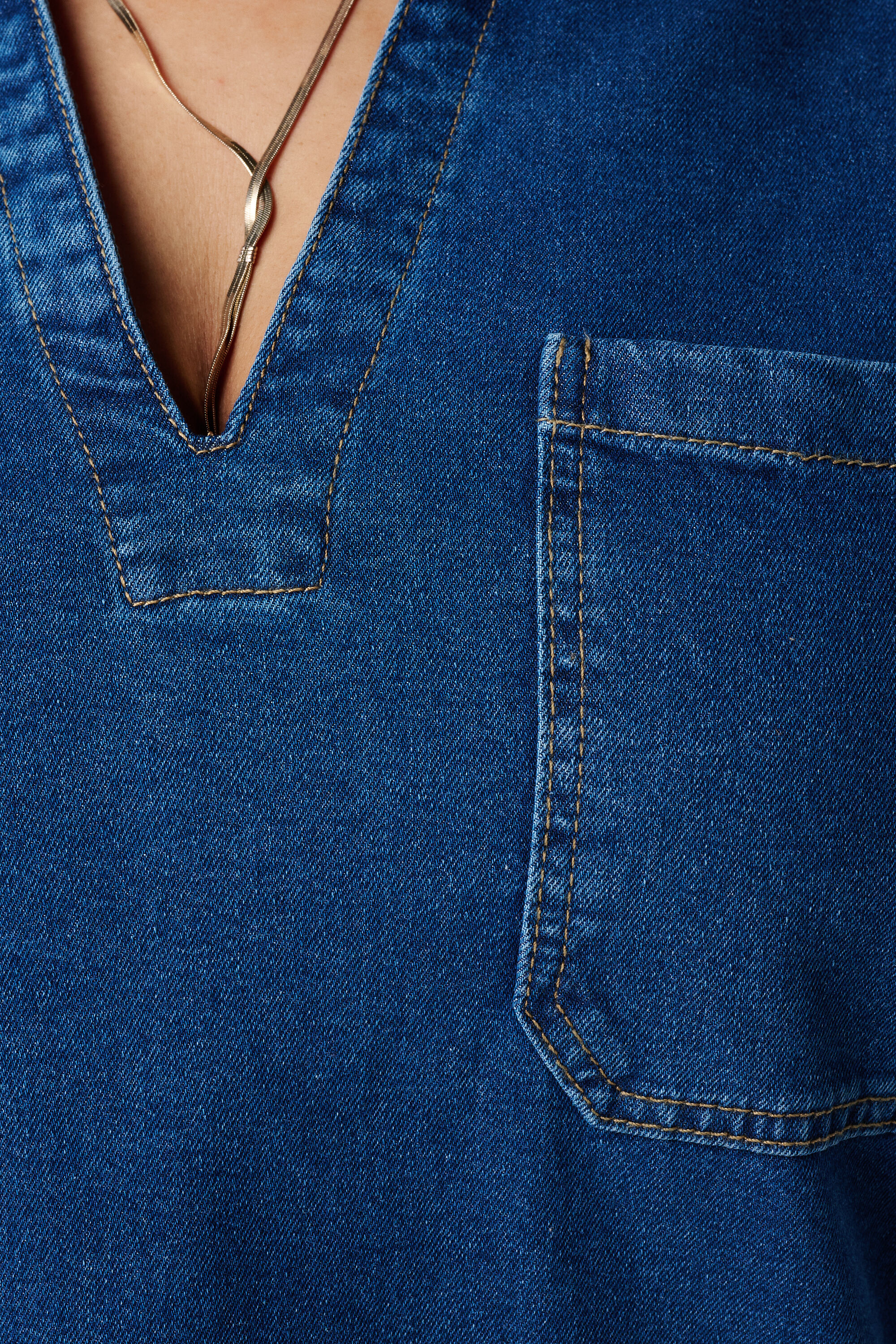 Spijkerjurk met v-hals image number 6