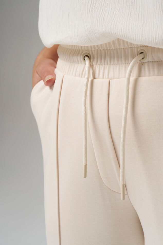 Jean avec couture décorative  image number 4