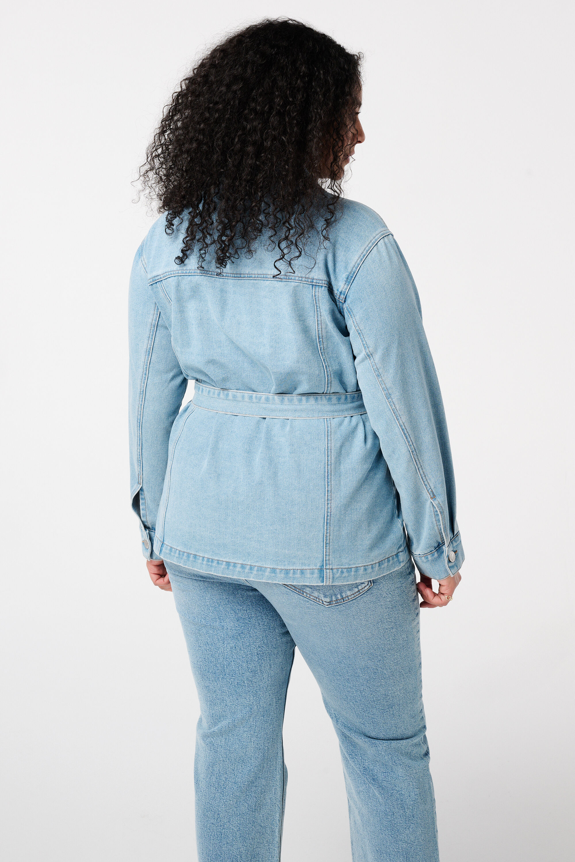 Denim jacket met ceintuur image number 3