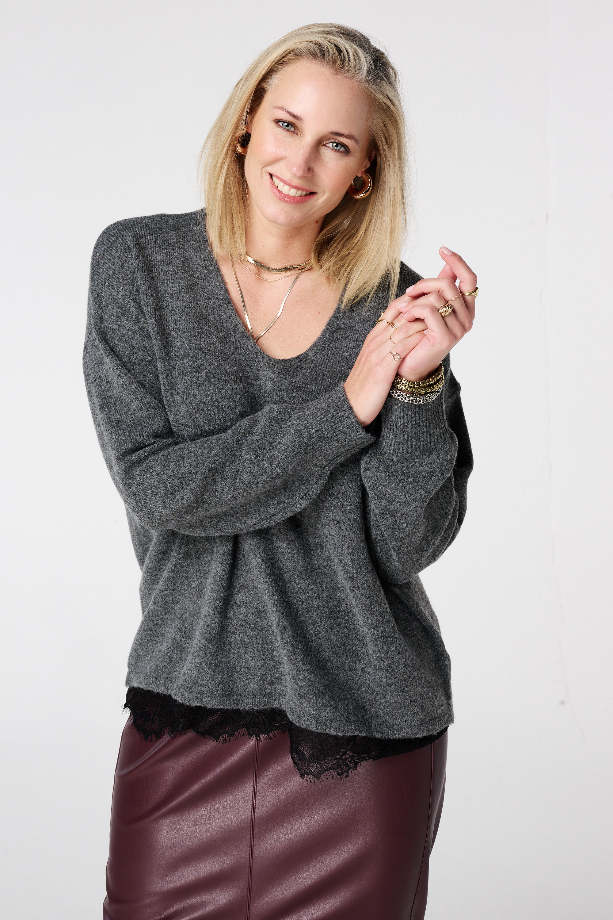 Pull &agrave; col en V avec bas en dentelle