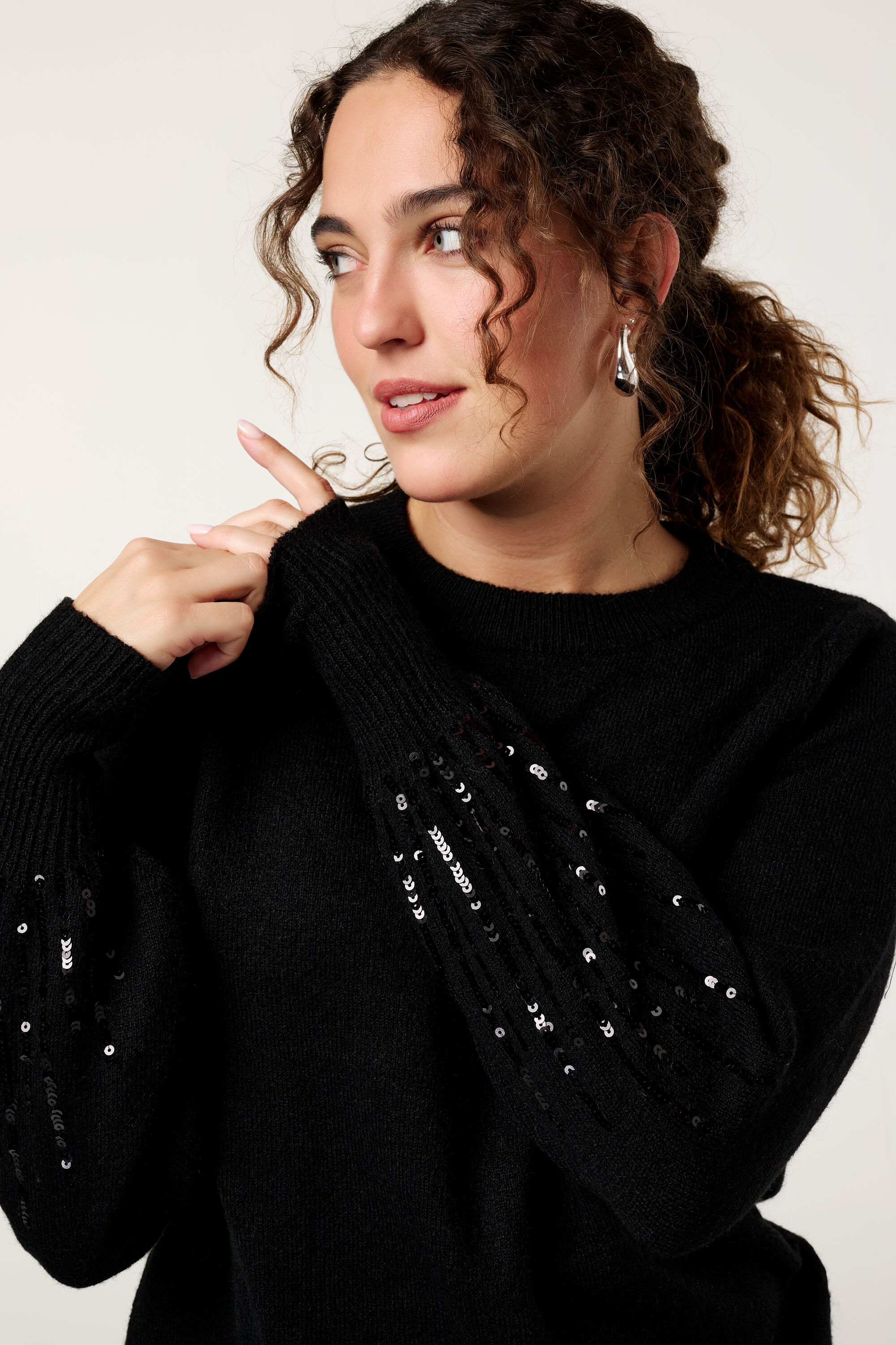 Pull avec paillettes sur les manches image number 4