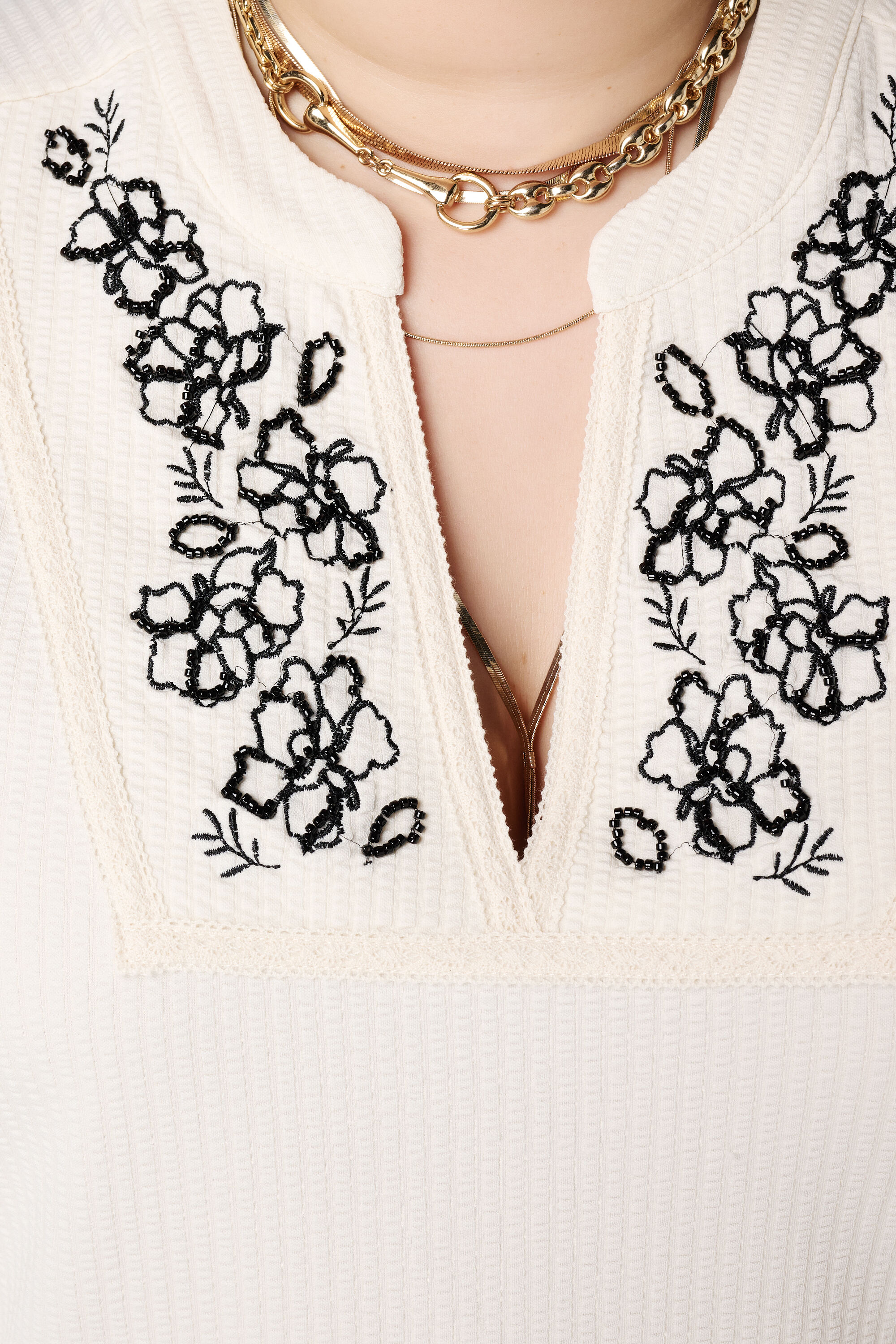 Haut &agrave; broderie et col en V image number 6