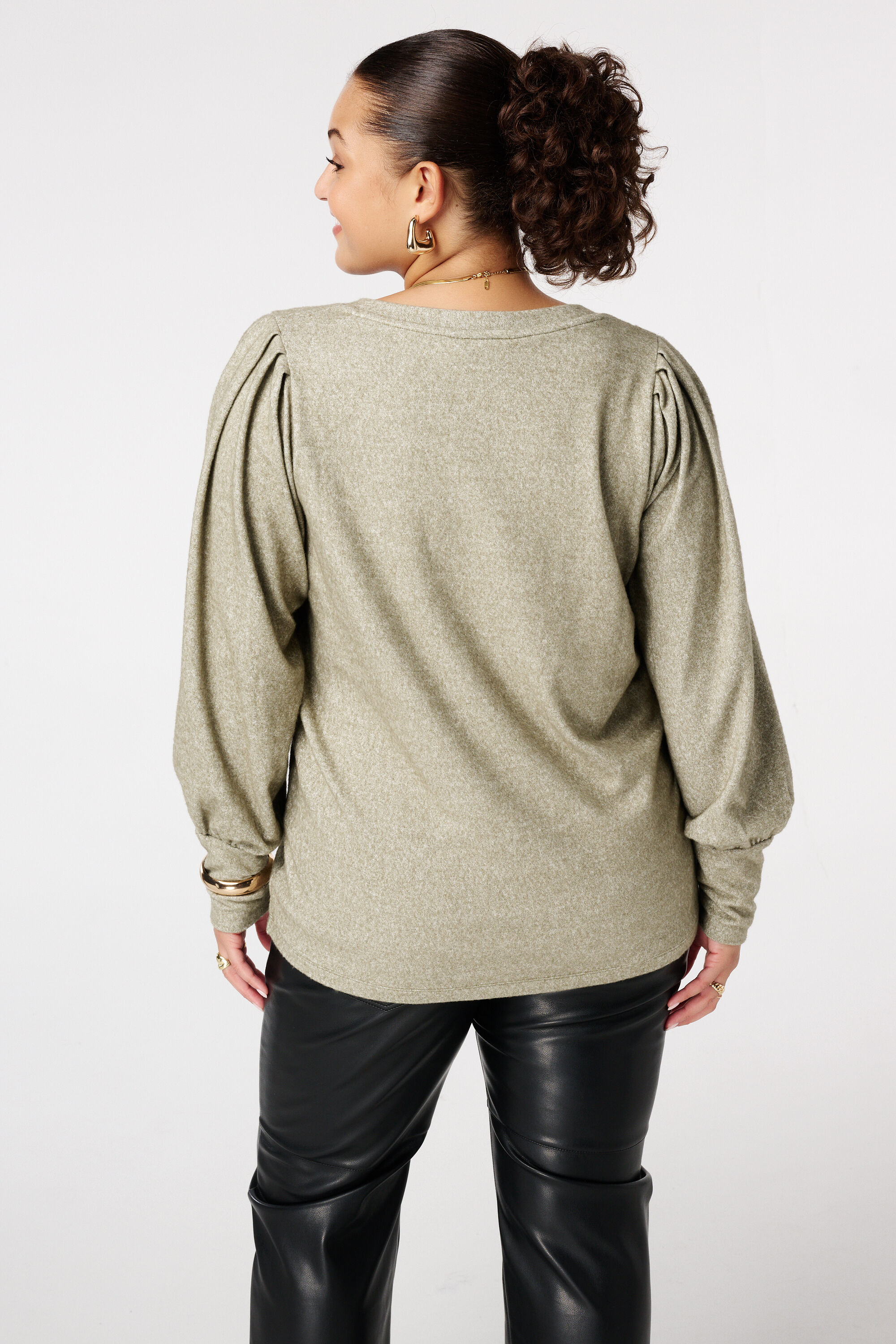 Fijn gebreide trui met pofmouwen image number 3