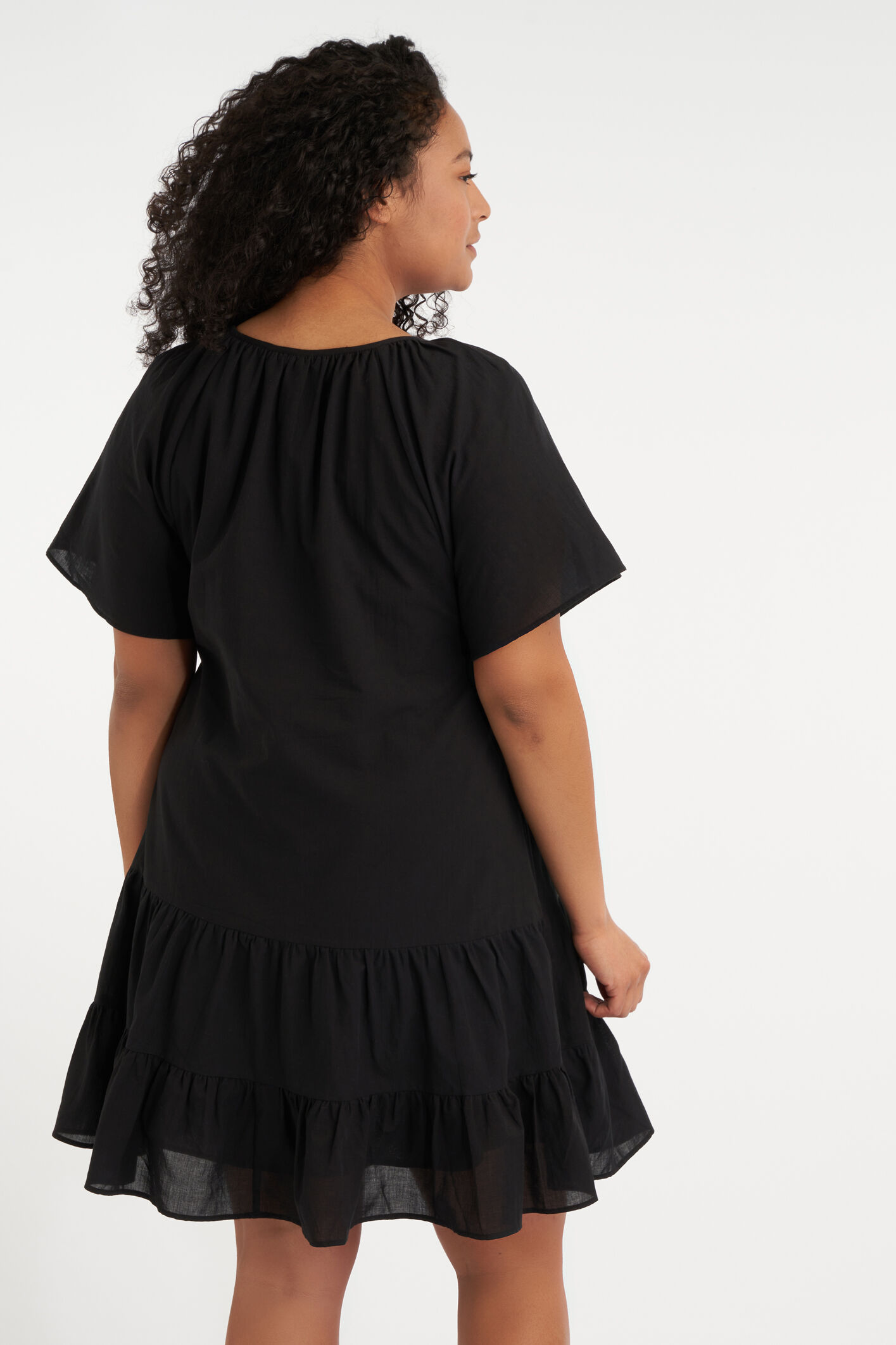 Robe courte et &eacute;vas&eacute;e image number 3