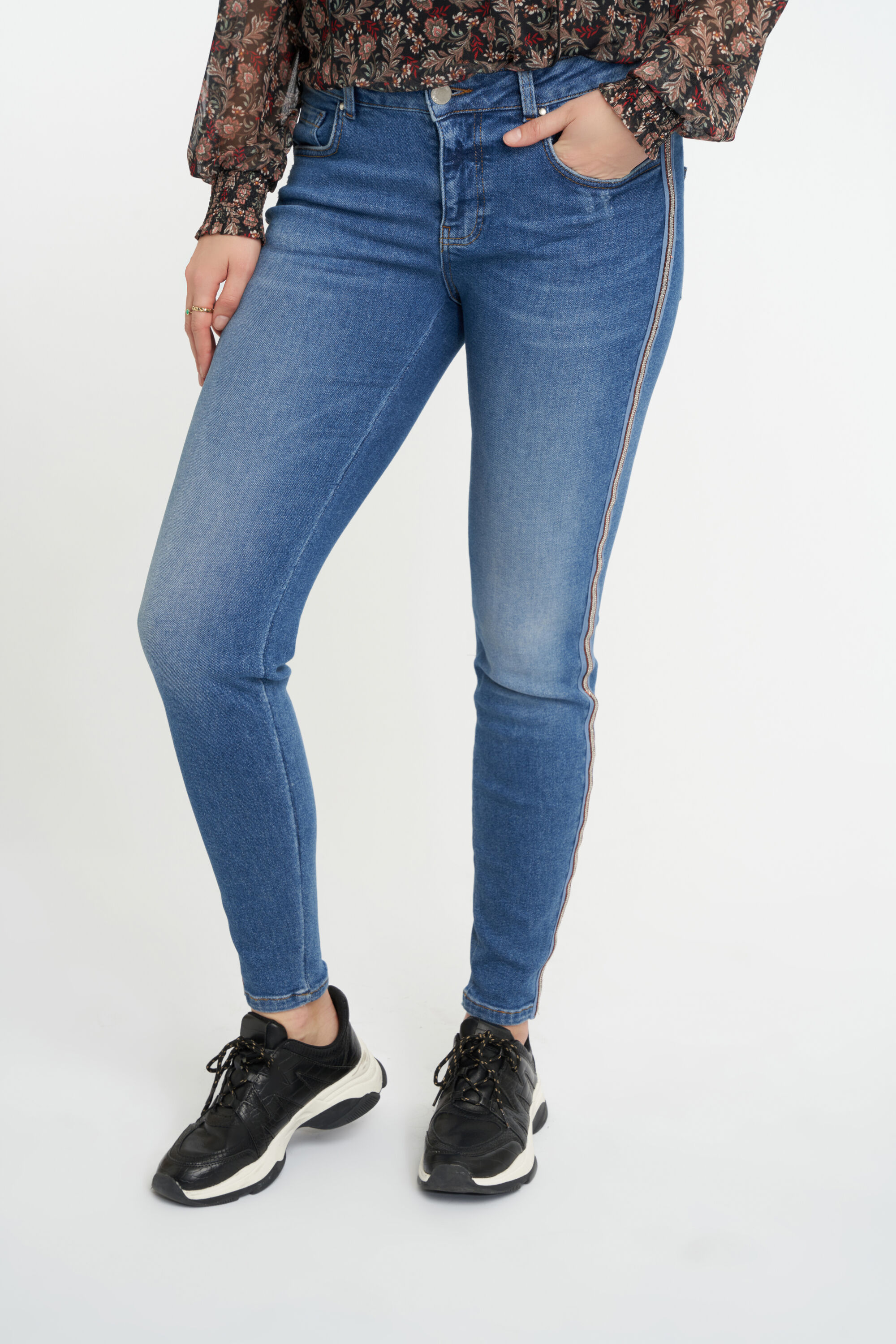 Jeans met zijdetail image number 4