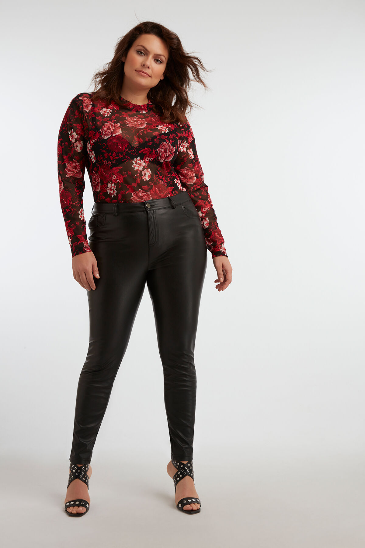 Pantalon jambe slim en similicuir image number 3