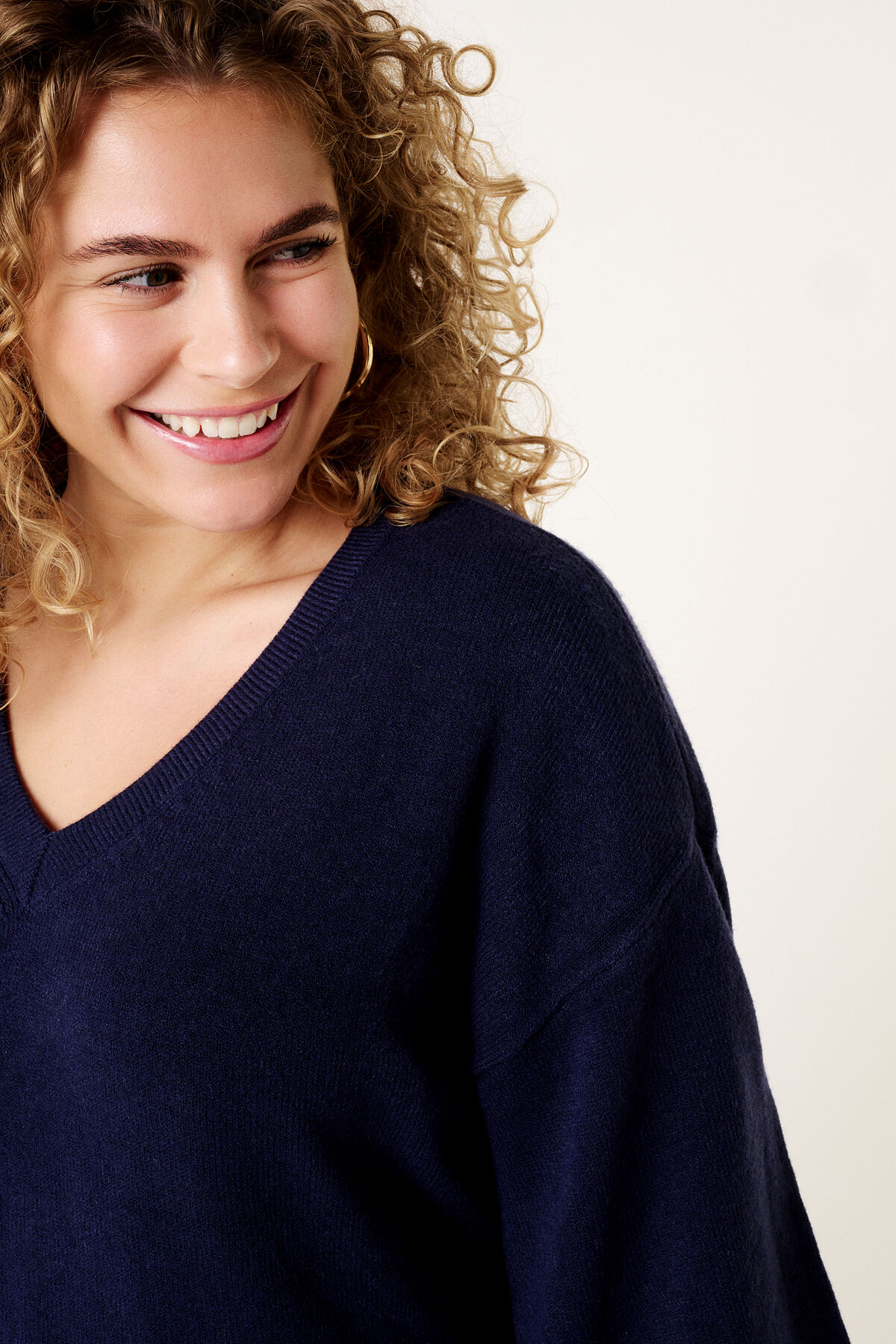 Fijn gebreide trui met v-hals image number 4