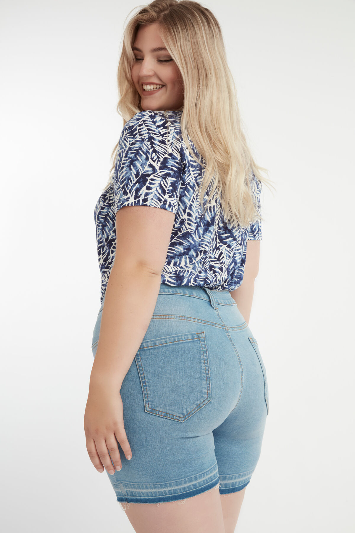 Short en denim &agrave; bord effiloch&eacute; image number 3