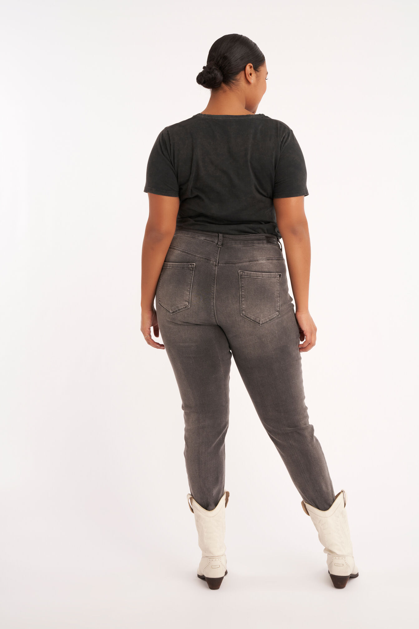 Jeans aux d&eacute;cors d&eacute;chir&eacute;s image number 3