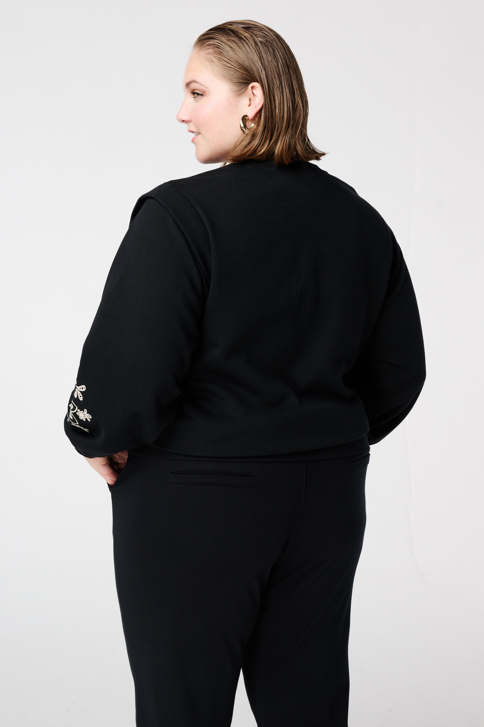 Sweater met opengewerkt borduursel image number 3