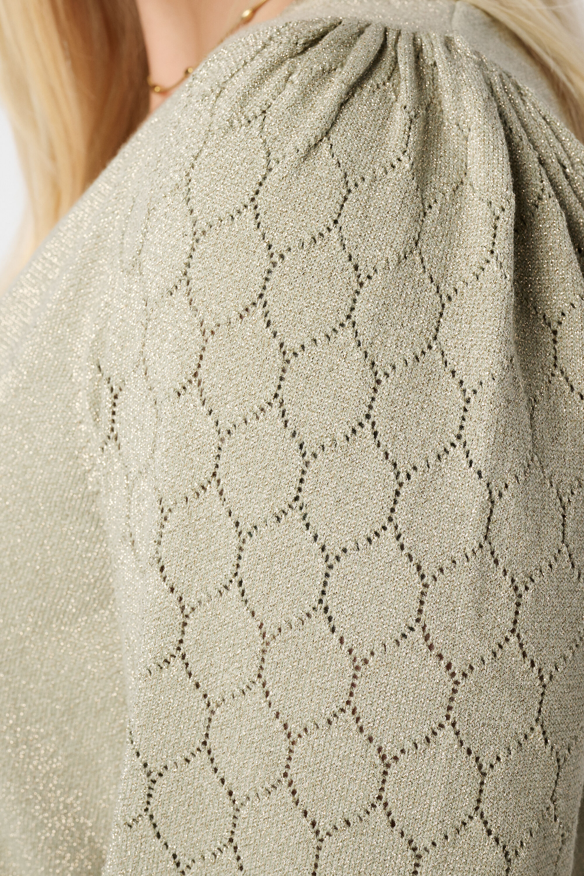 Pull avec lurex et d&eacute;tails sur les manches image number 6