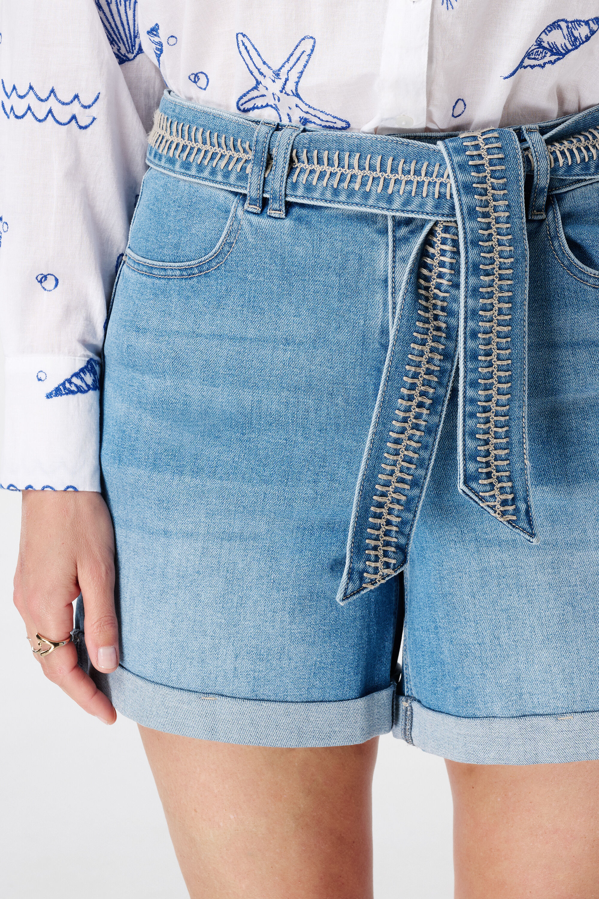 Short en denim avec ceinture image number 4