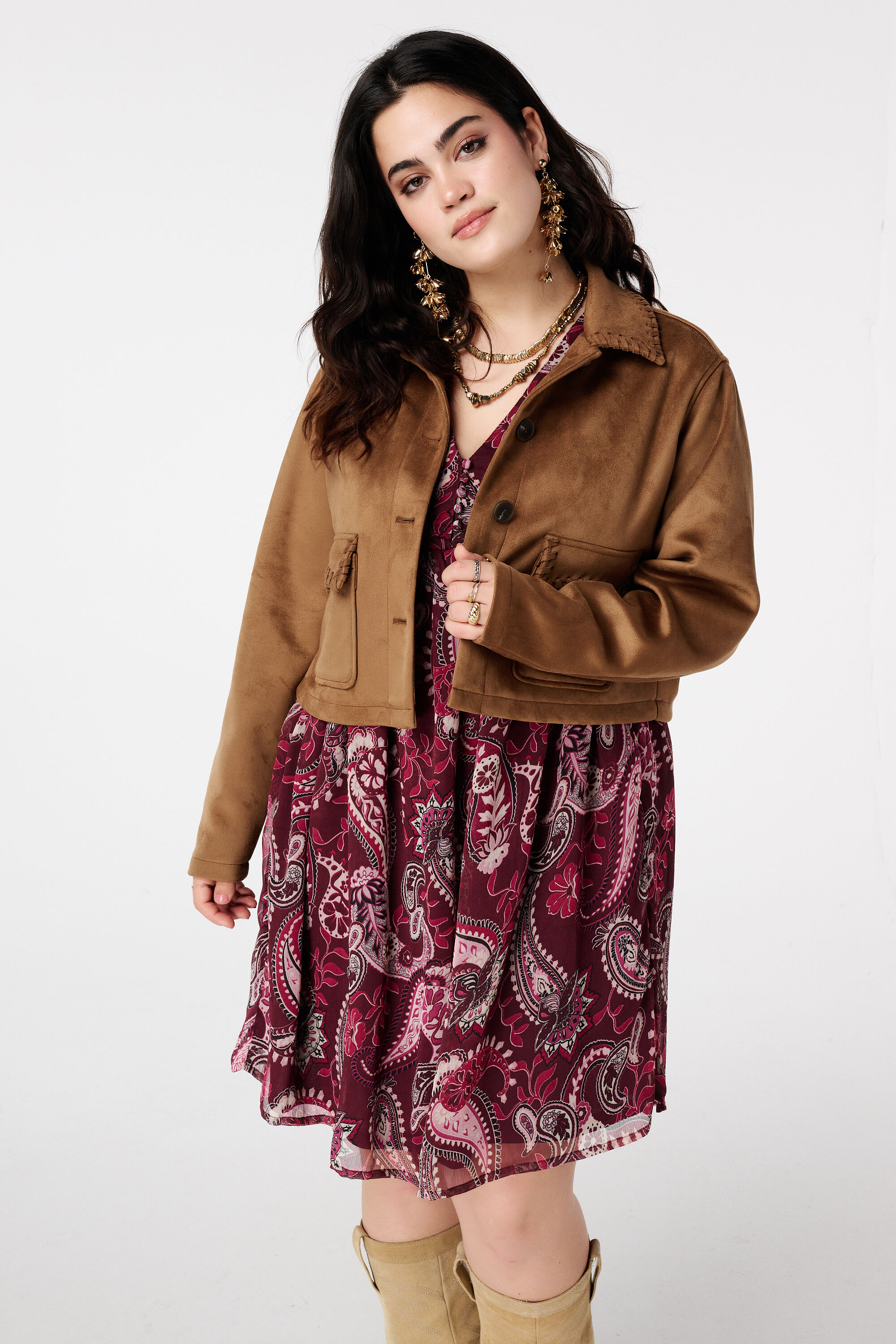 Kort suedine jasje met sierstiksels