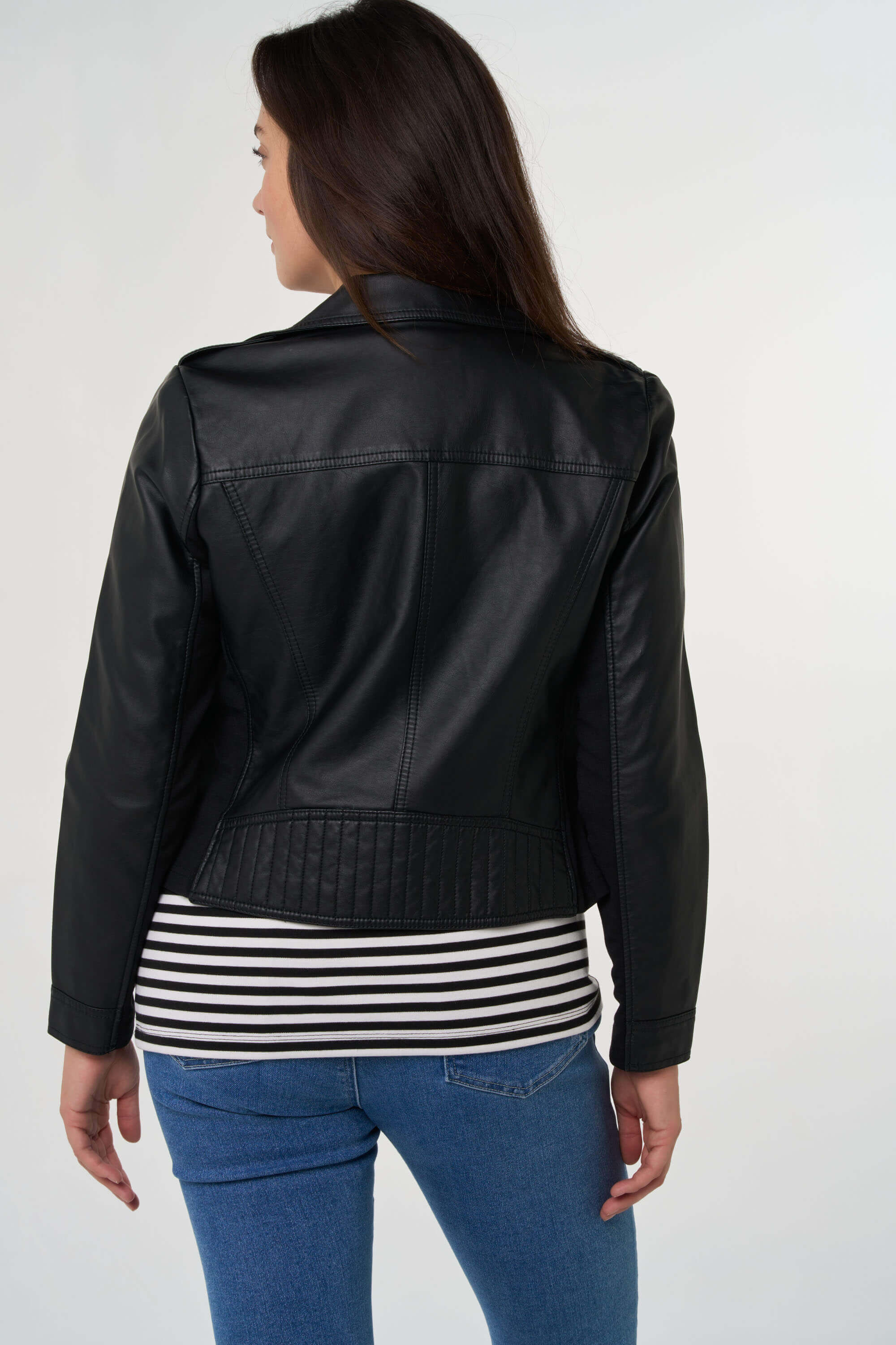 Veste avec un aspect cuir et des d&eacute;tails argent&eacute;s. image number 3