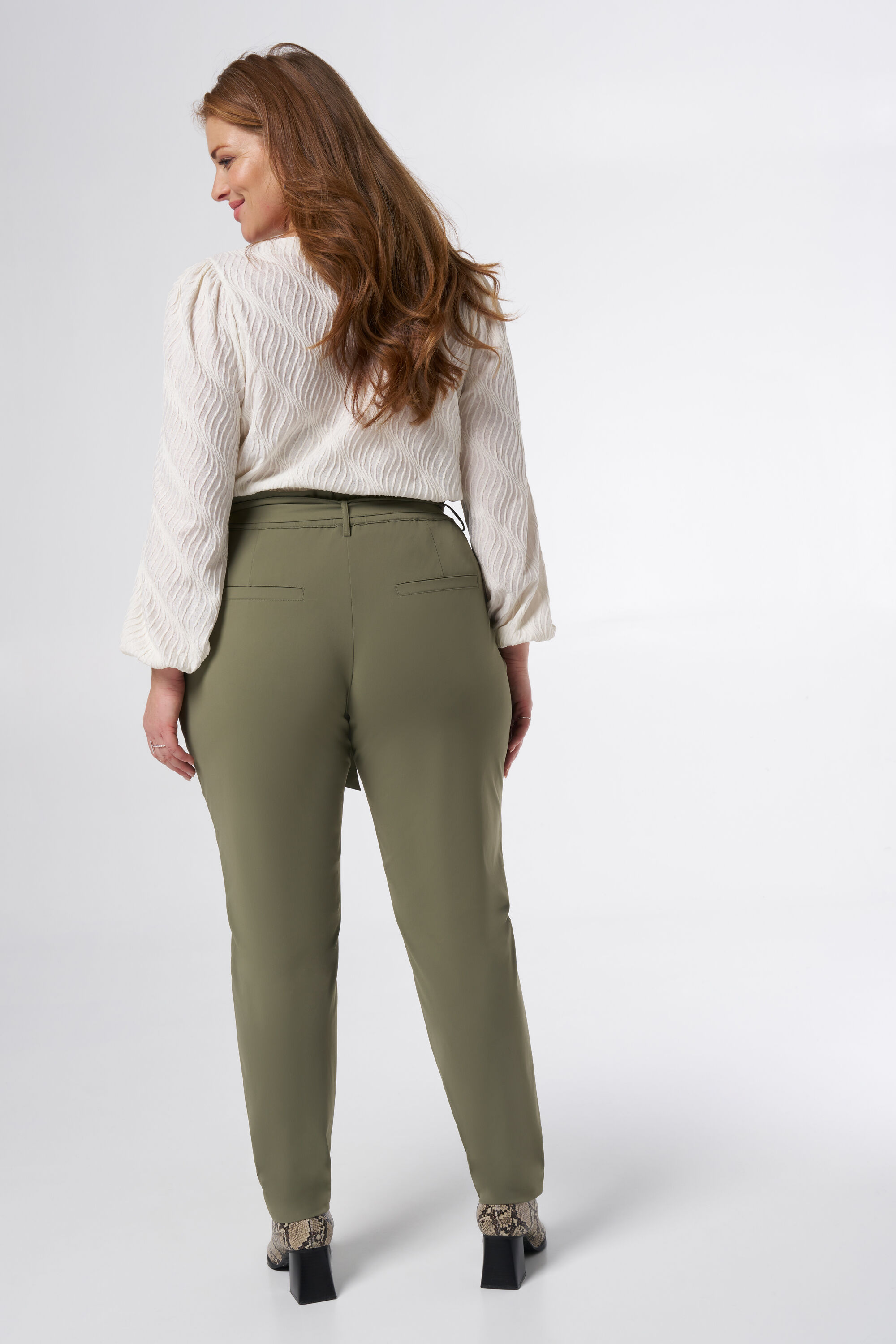 Pantalon extensible en sac en papier image number 3